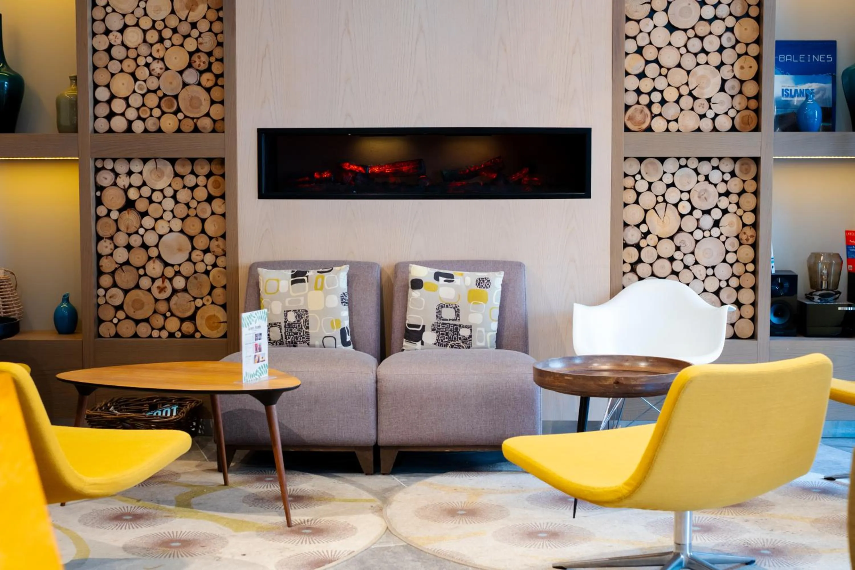 Living room in Green hotels Confort Paris 13