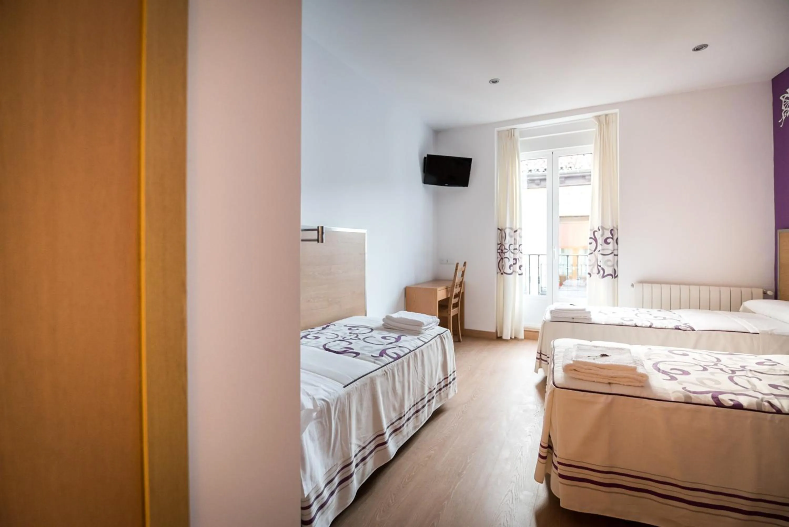 Bedroom, Bed in Hostal Carracedo