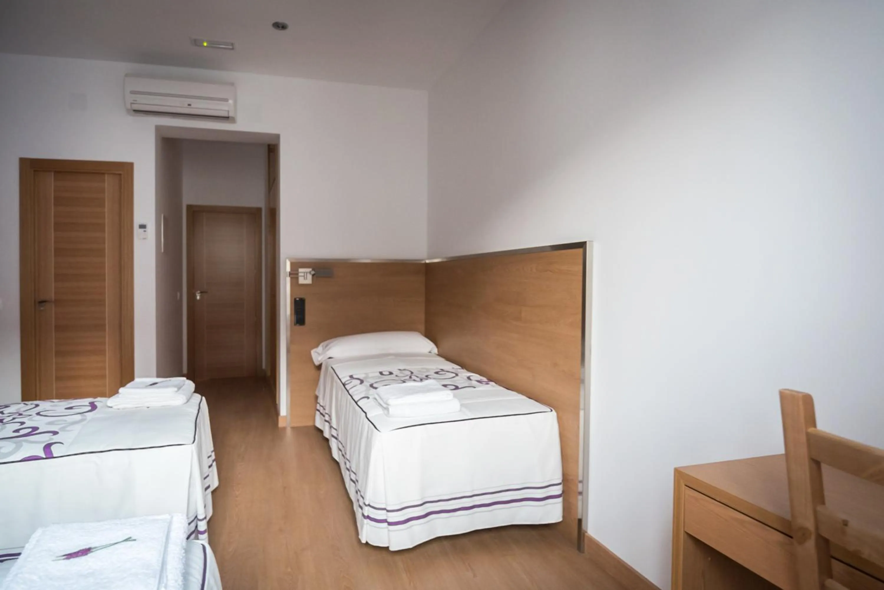 Bedroom, Bed in Hostal Carracedo