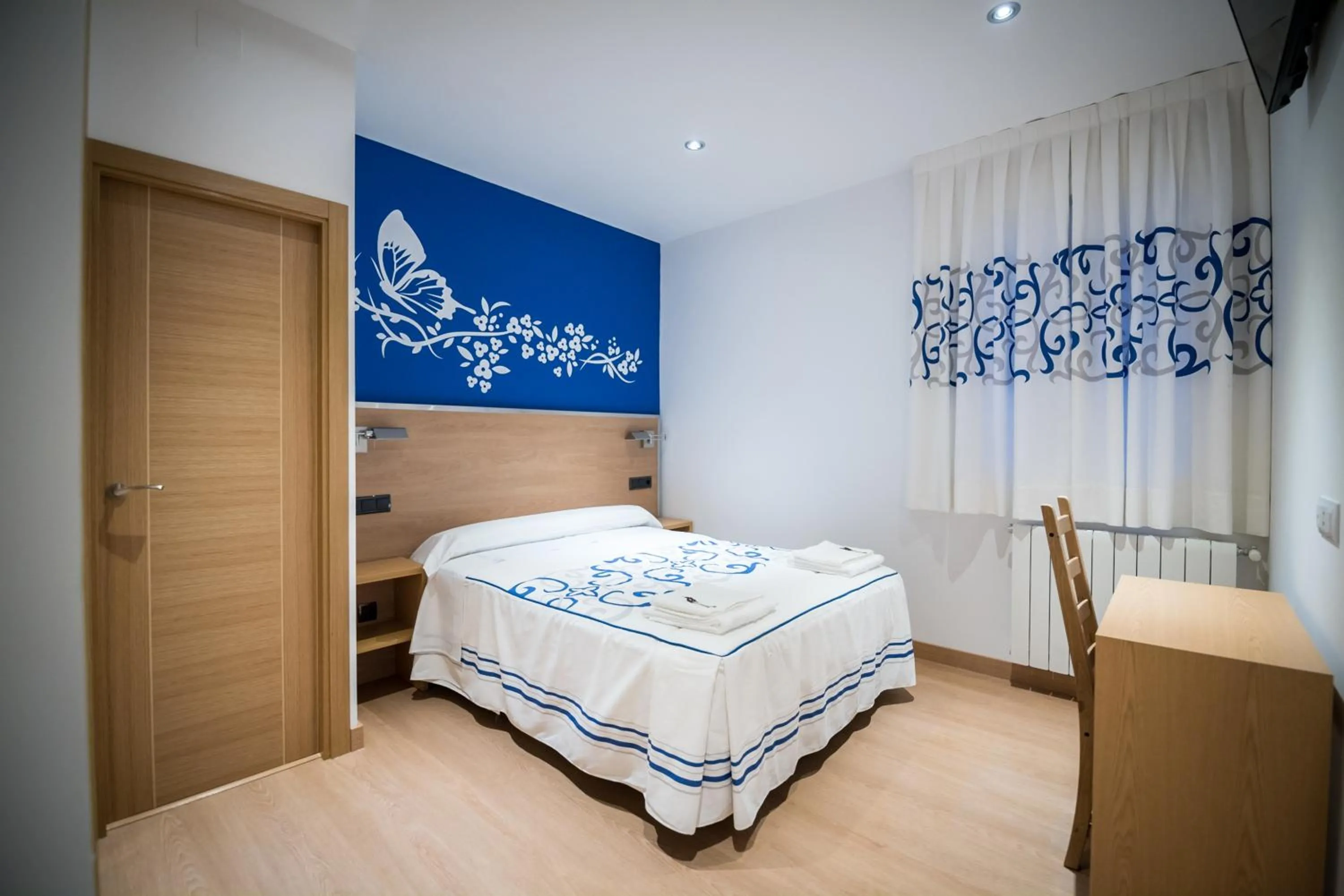 Bedroom, Bed in Hostal Carracedo