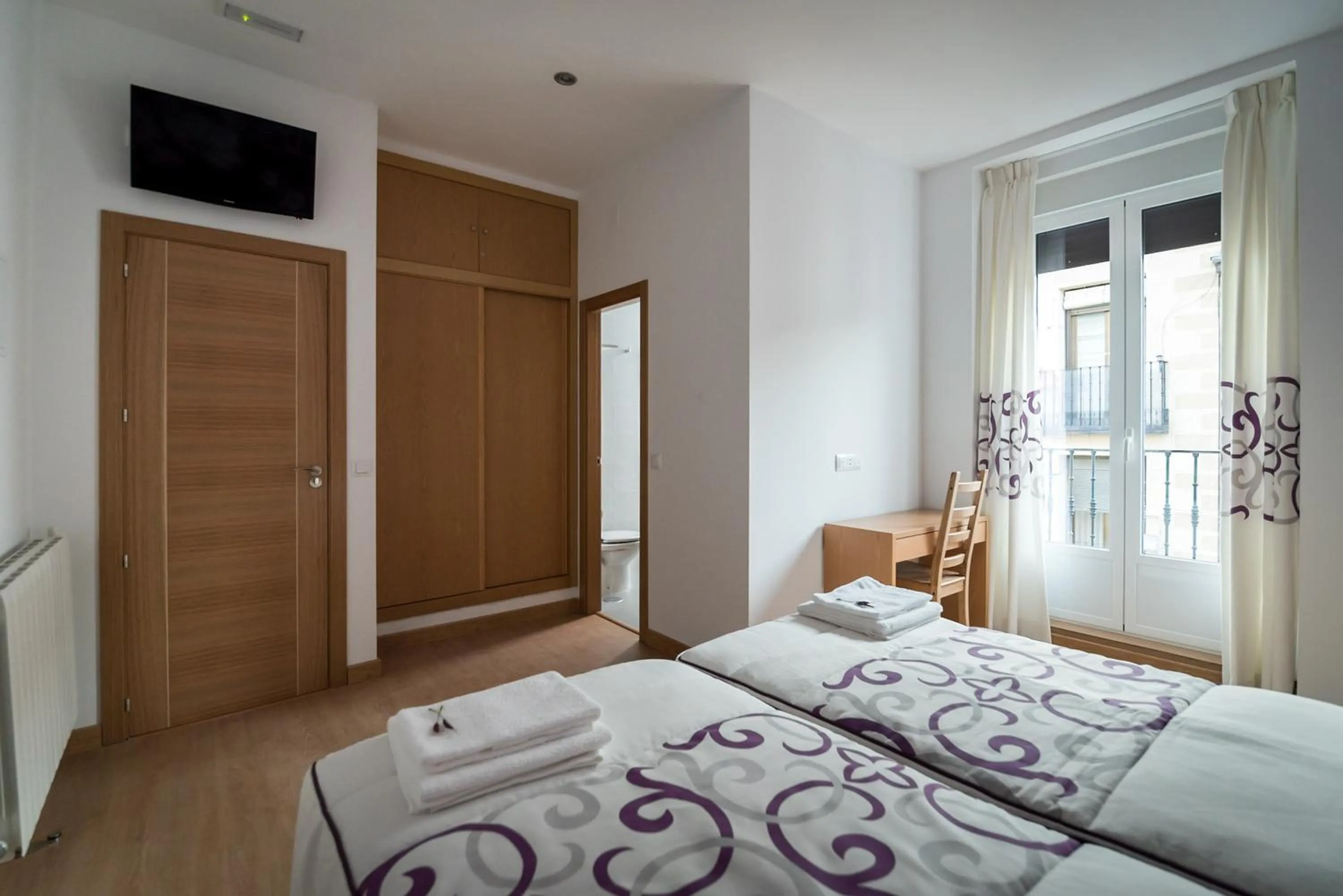 Bedroom, Bed in Hostal Carracedo