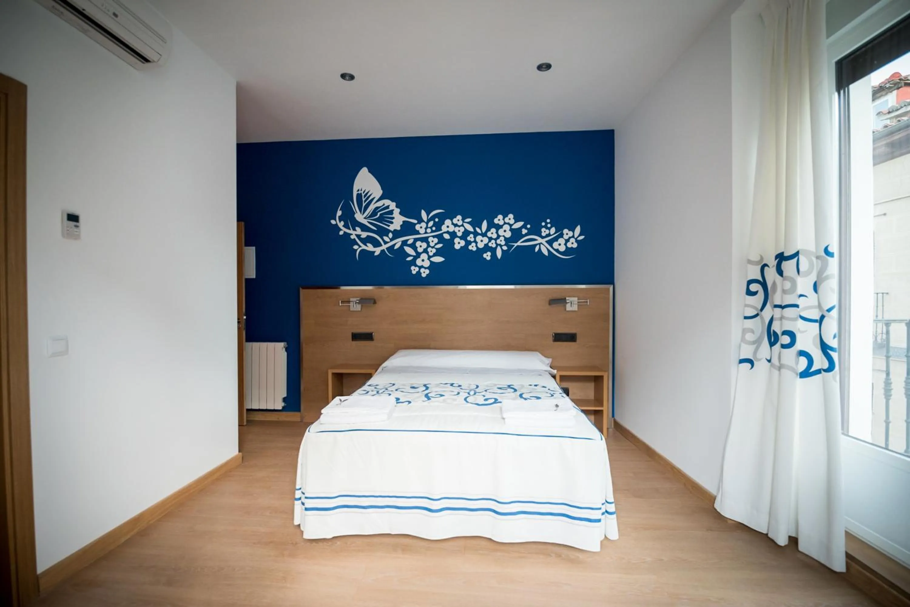 Bedroom, Bed in Hostal Carracedo