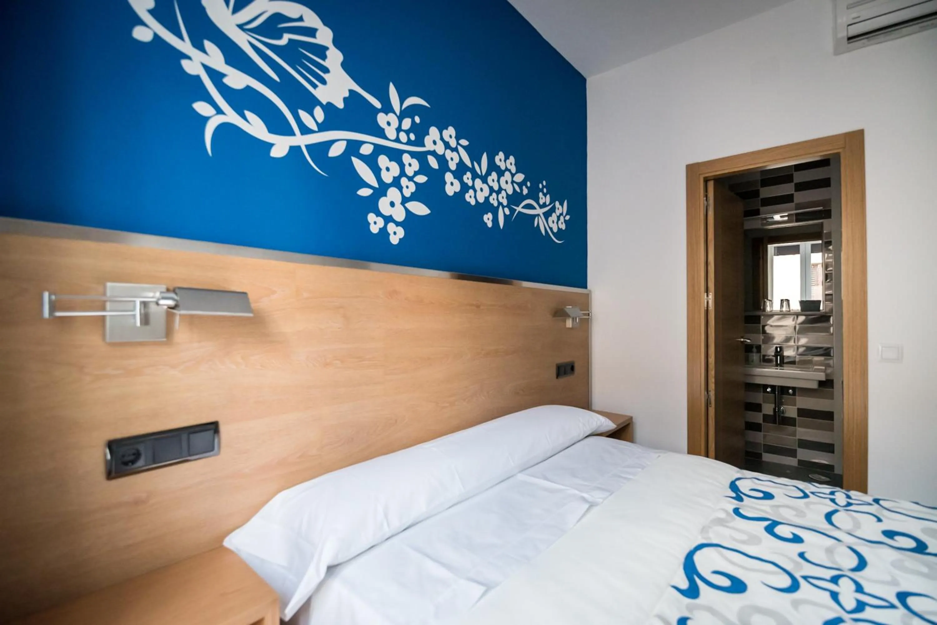 Bedroom, Bed in Hostal Carracedo