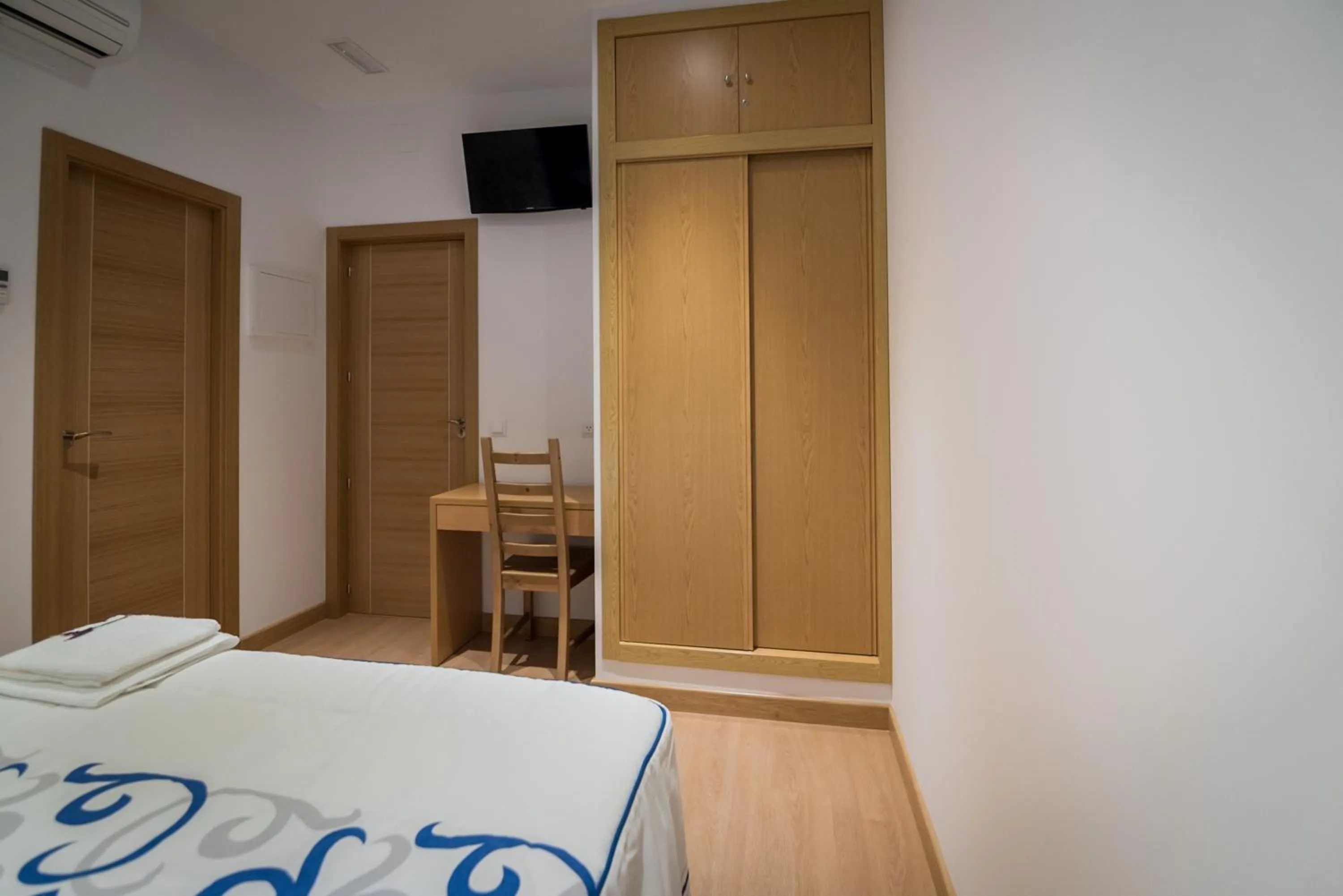 Bedroom, Bed in Hostal Carracedo