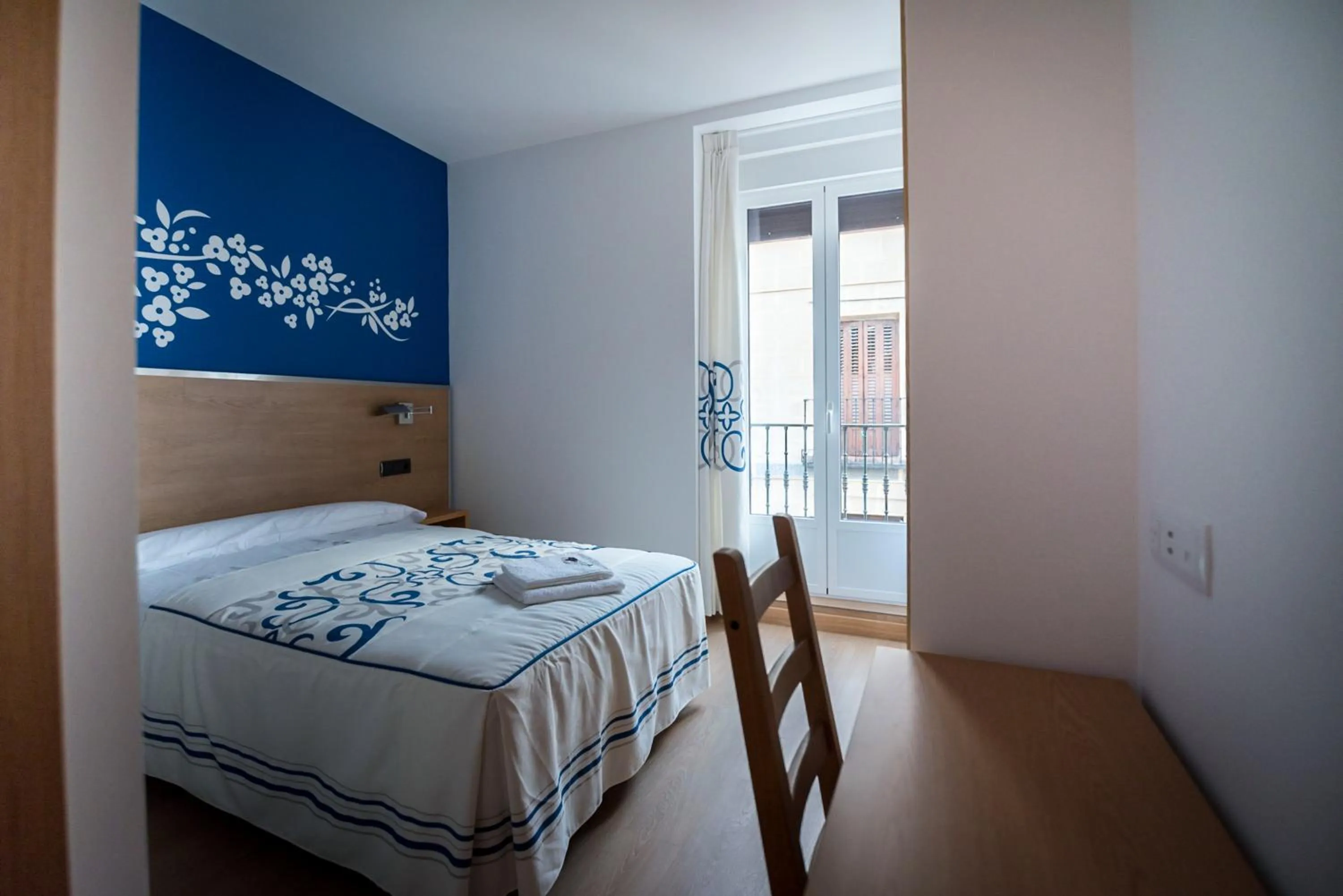 Bedroom, Bed in Hostal Carracedo