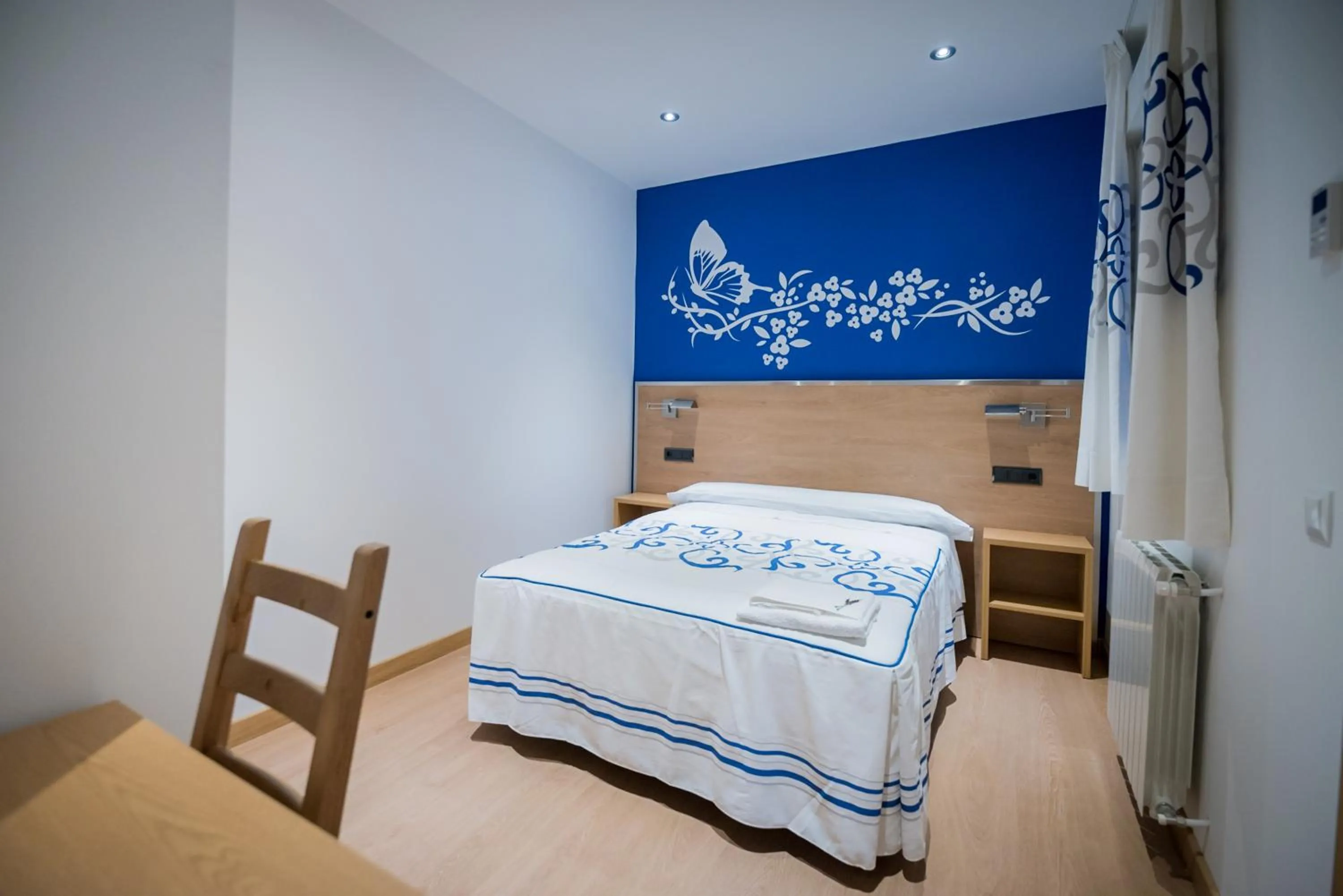 Bedroom, Bed in Hostal Carracedo