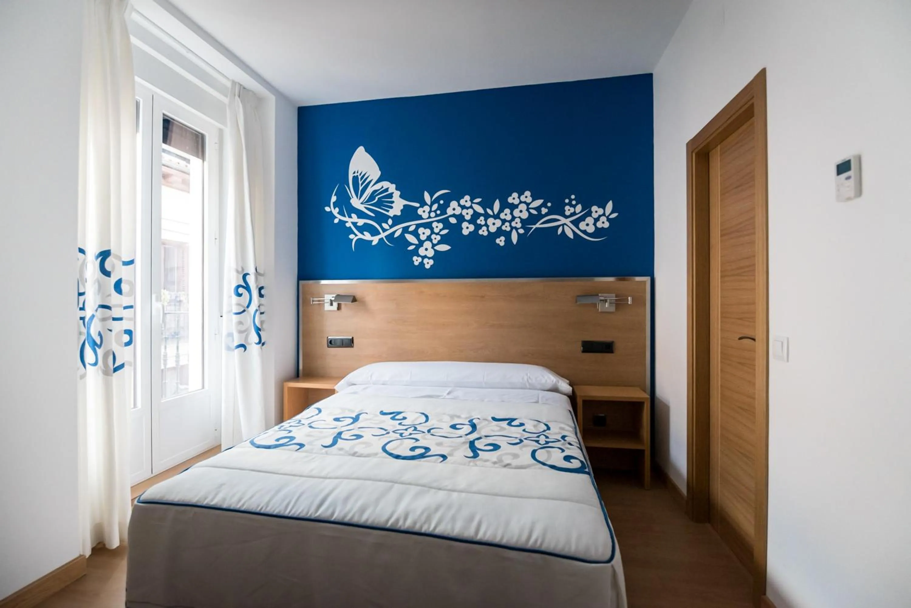 Bedroom, Bed in Hostal Carracedo