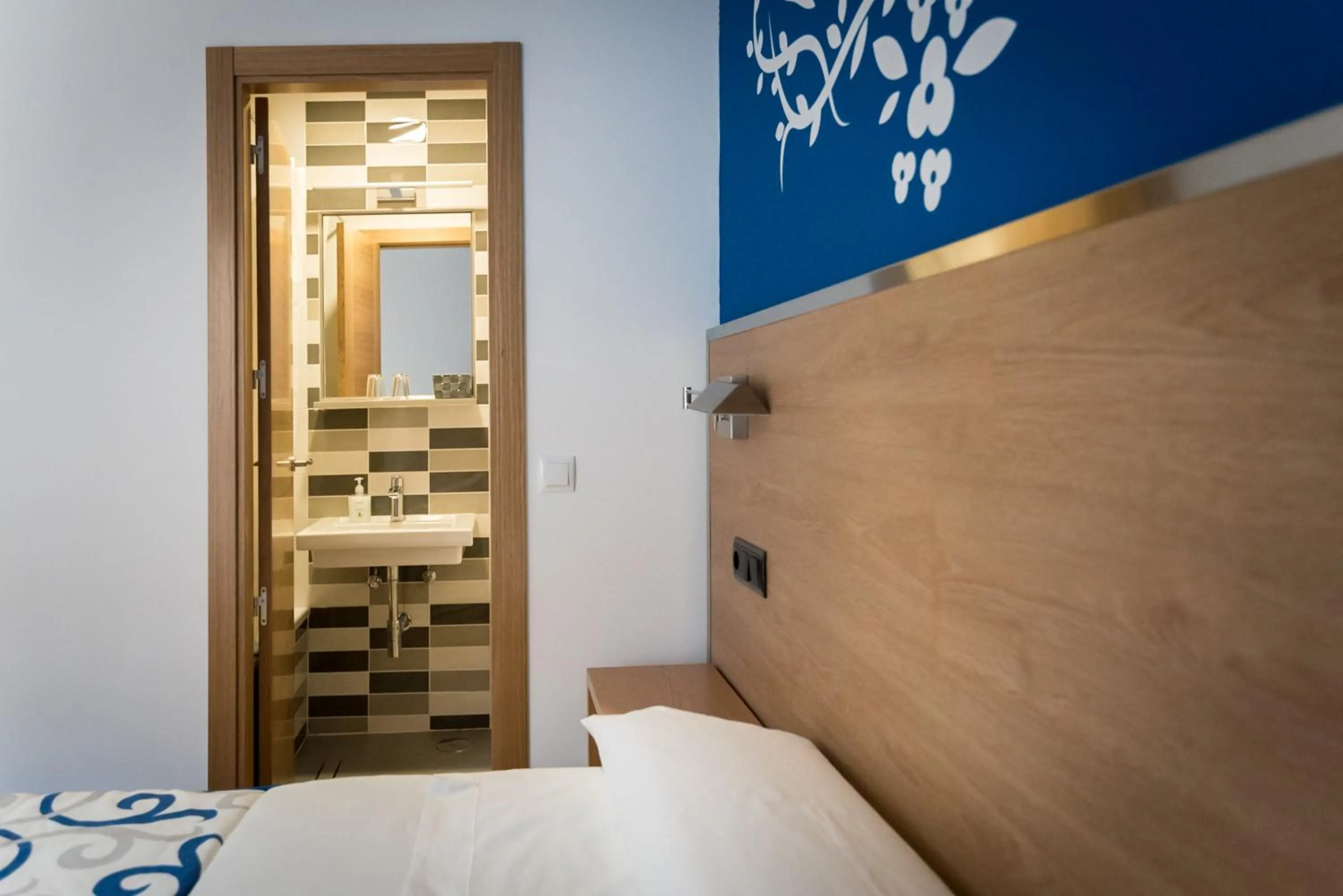 Bathroom, Bed in Hostal Carracedo