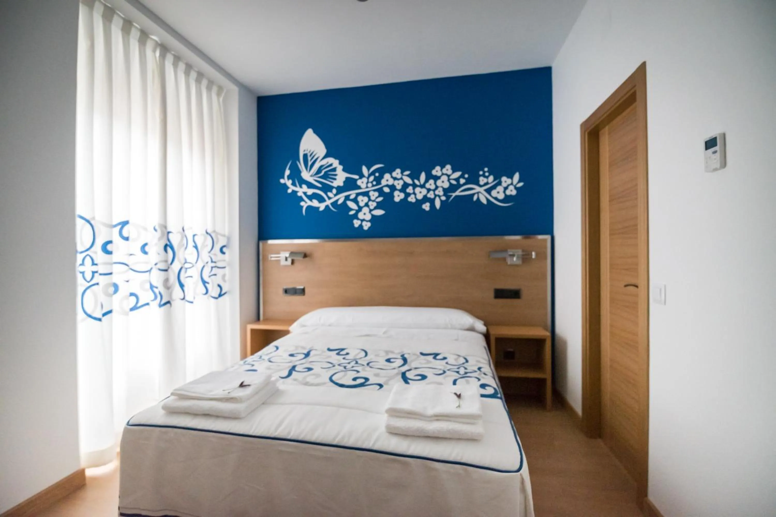 Bedroom, Bed in Hostal Carracedo