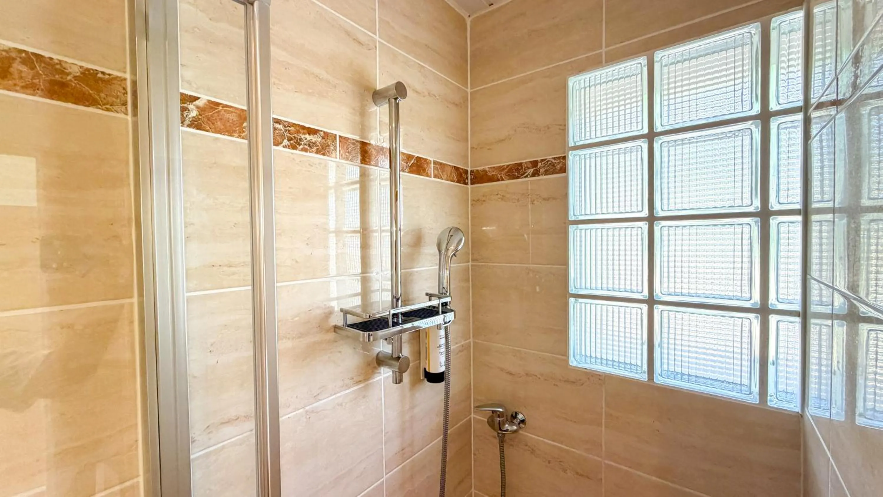 Shower in Hotel Les Rocailles