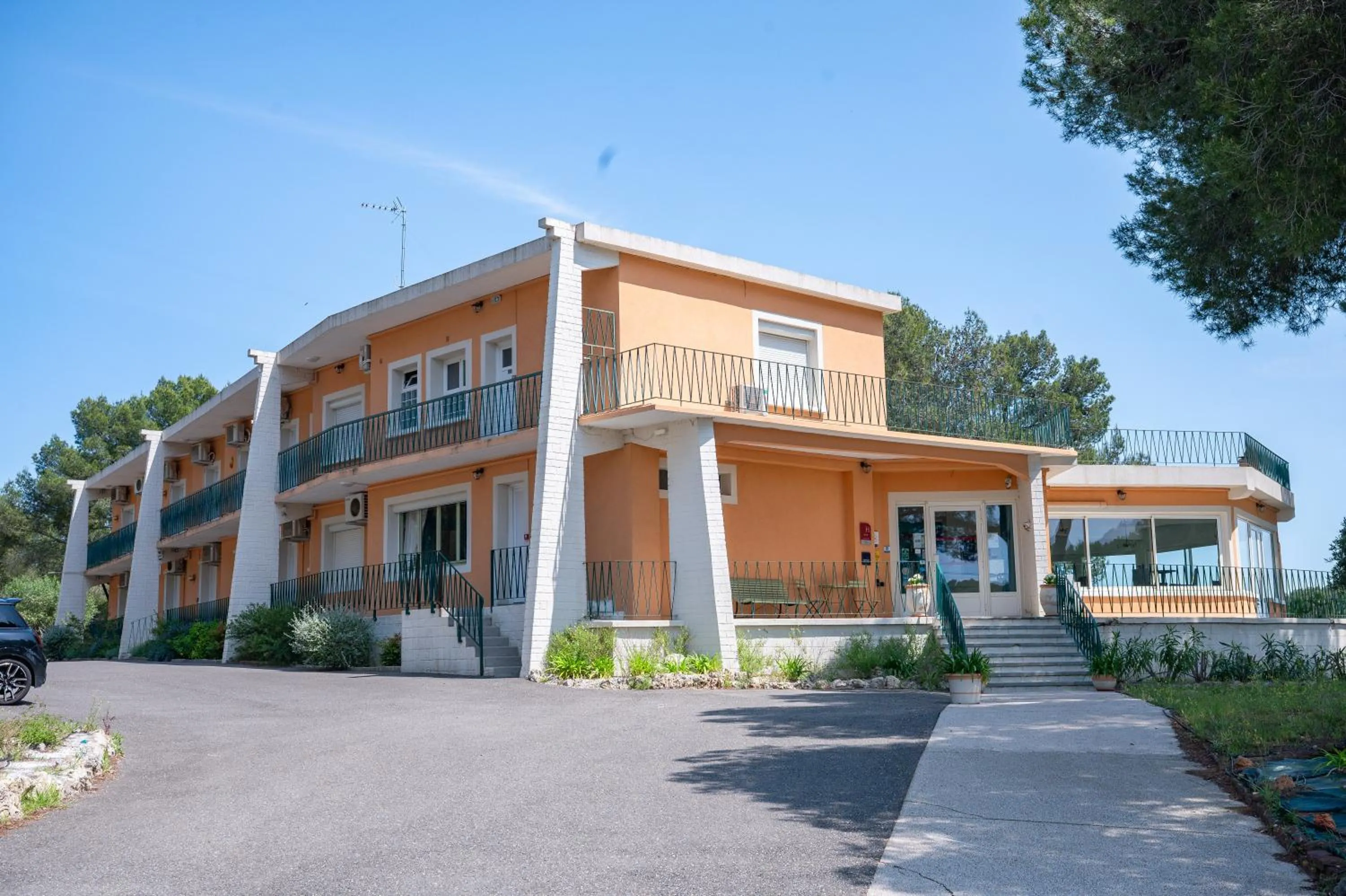 Property building in Hotel Les Rocailles