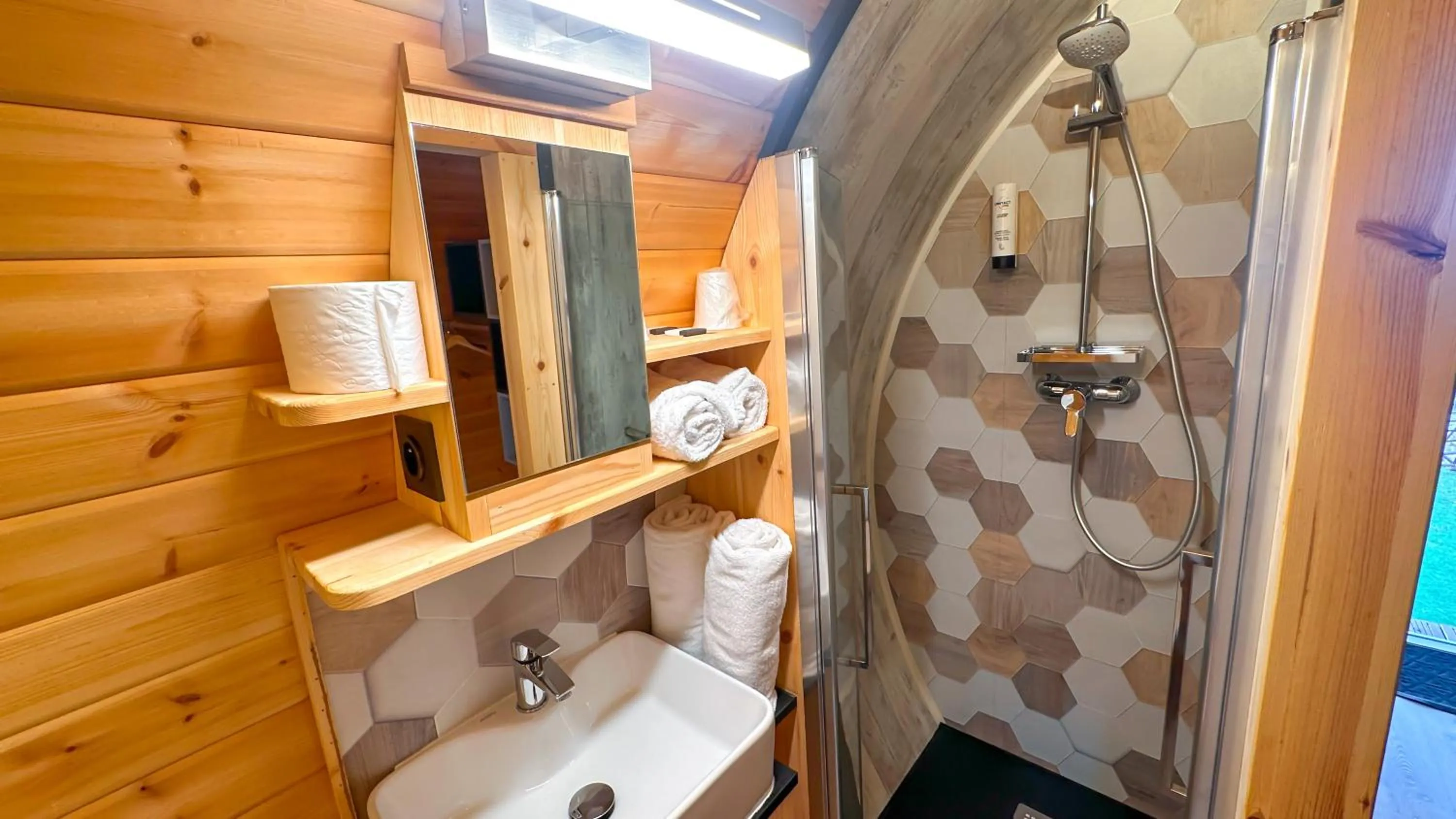 Shower in Hotel Les Rocailles