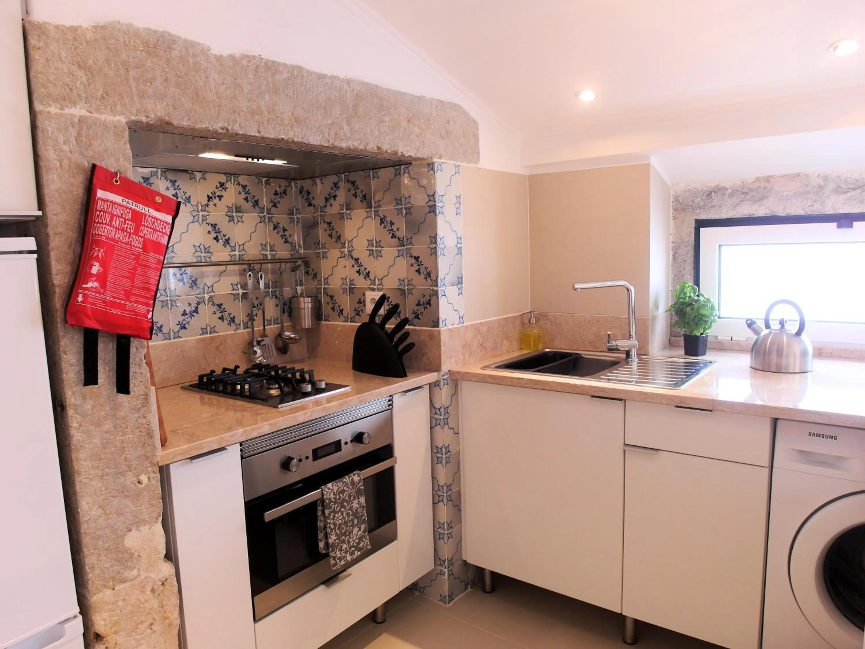 Kitchen or kitchenette in AlfamaSweethome 1