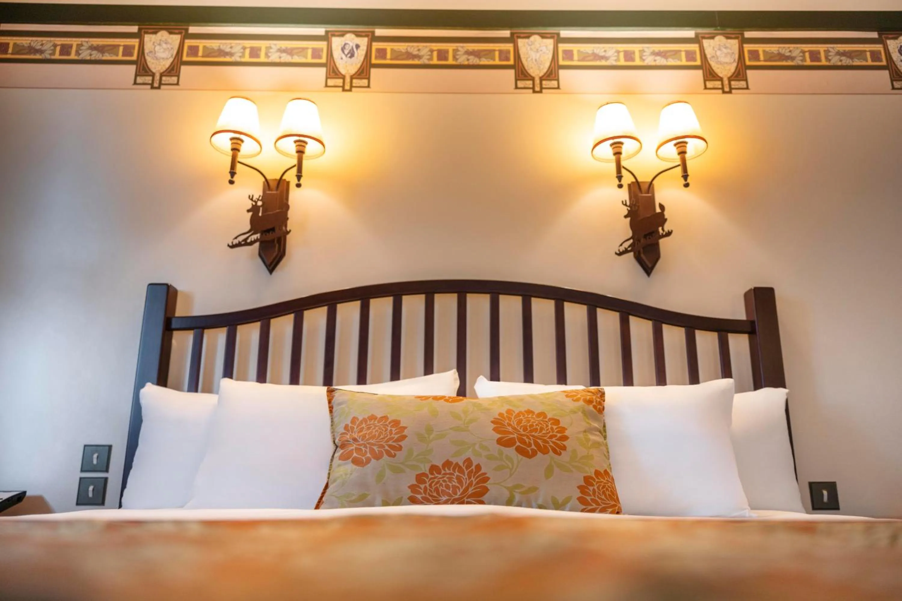 Bedroom, Bed in Disney Sequoia Lodge