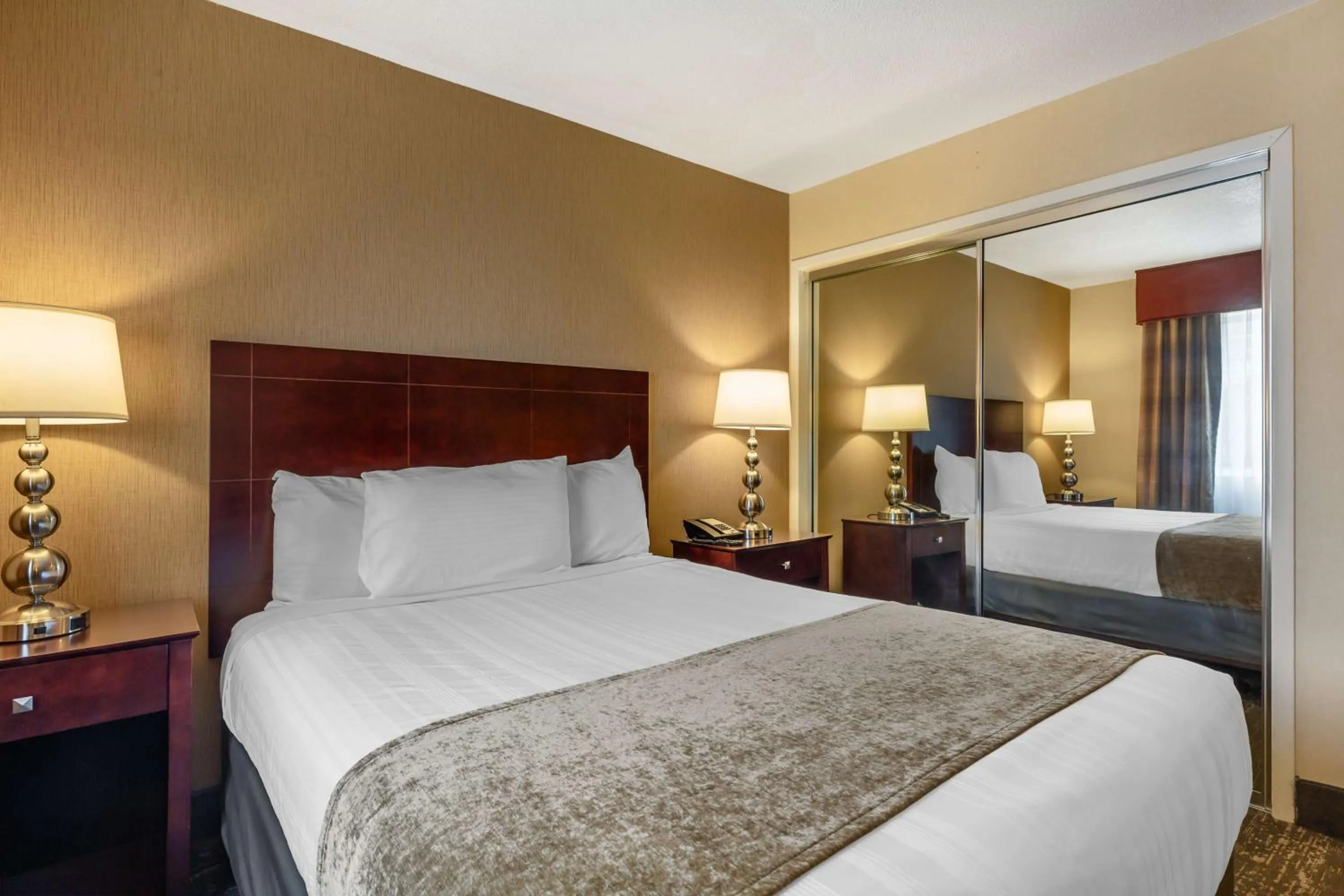 Bedroom, Bed in Best Western Braintree Inn