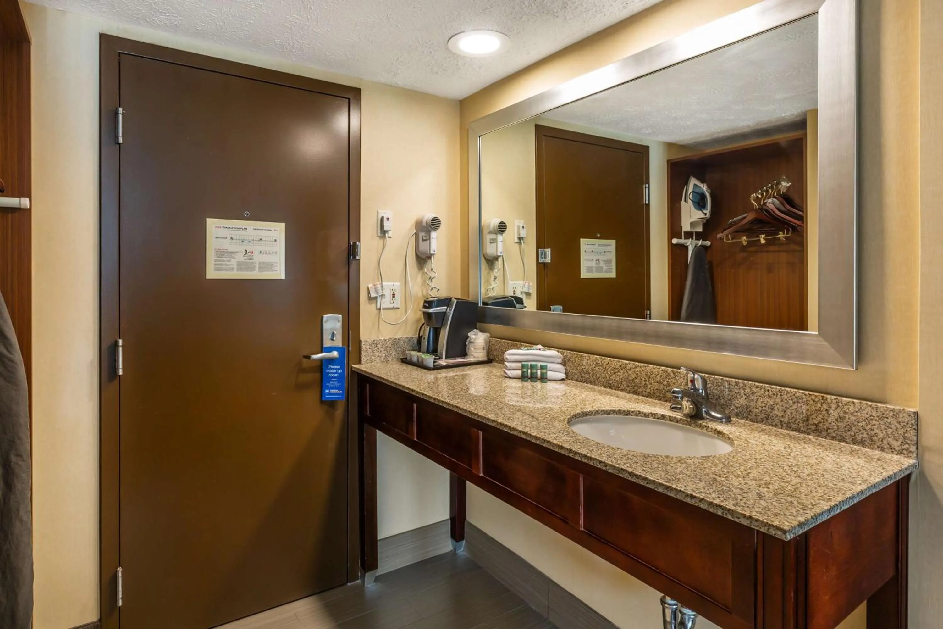 Bedroom in Best Western Braintree Inn