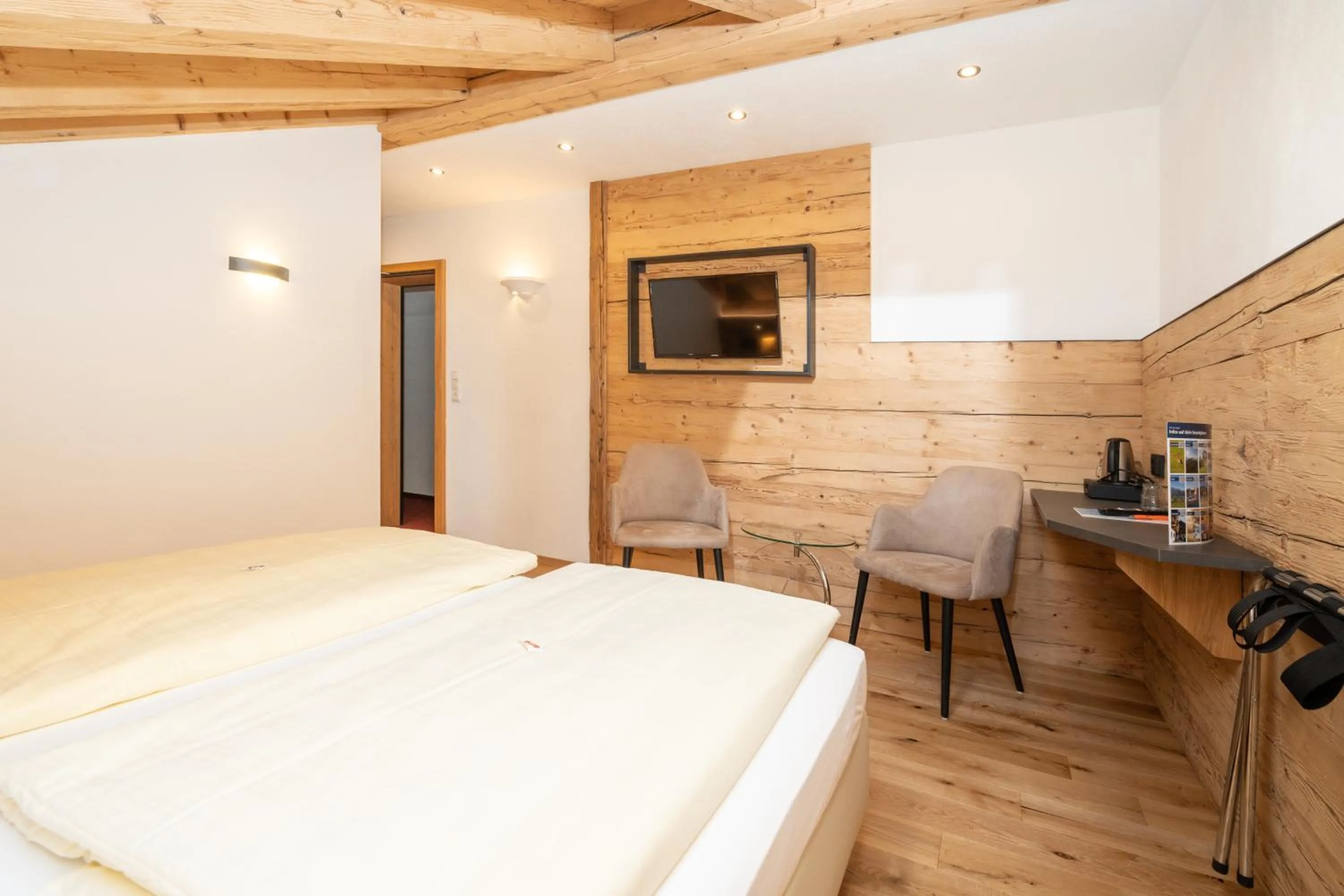 Photo of the whole room, Bed in Hotel Sonnenspitz ***