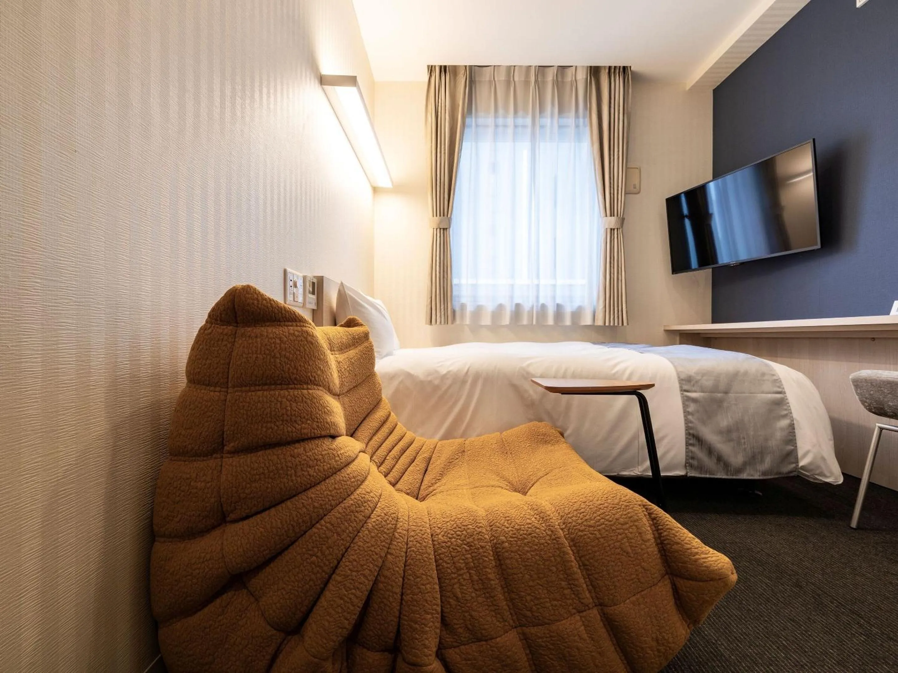 Photo of the whole room, Bed in KOKO HOTEL Hakata Shinkansenguchi - formerly Hotel Wing International Hakata Shinkansenguchi