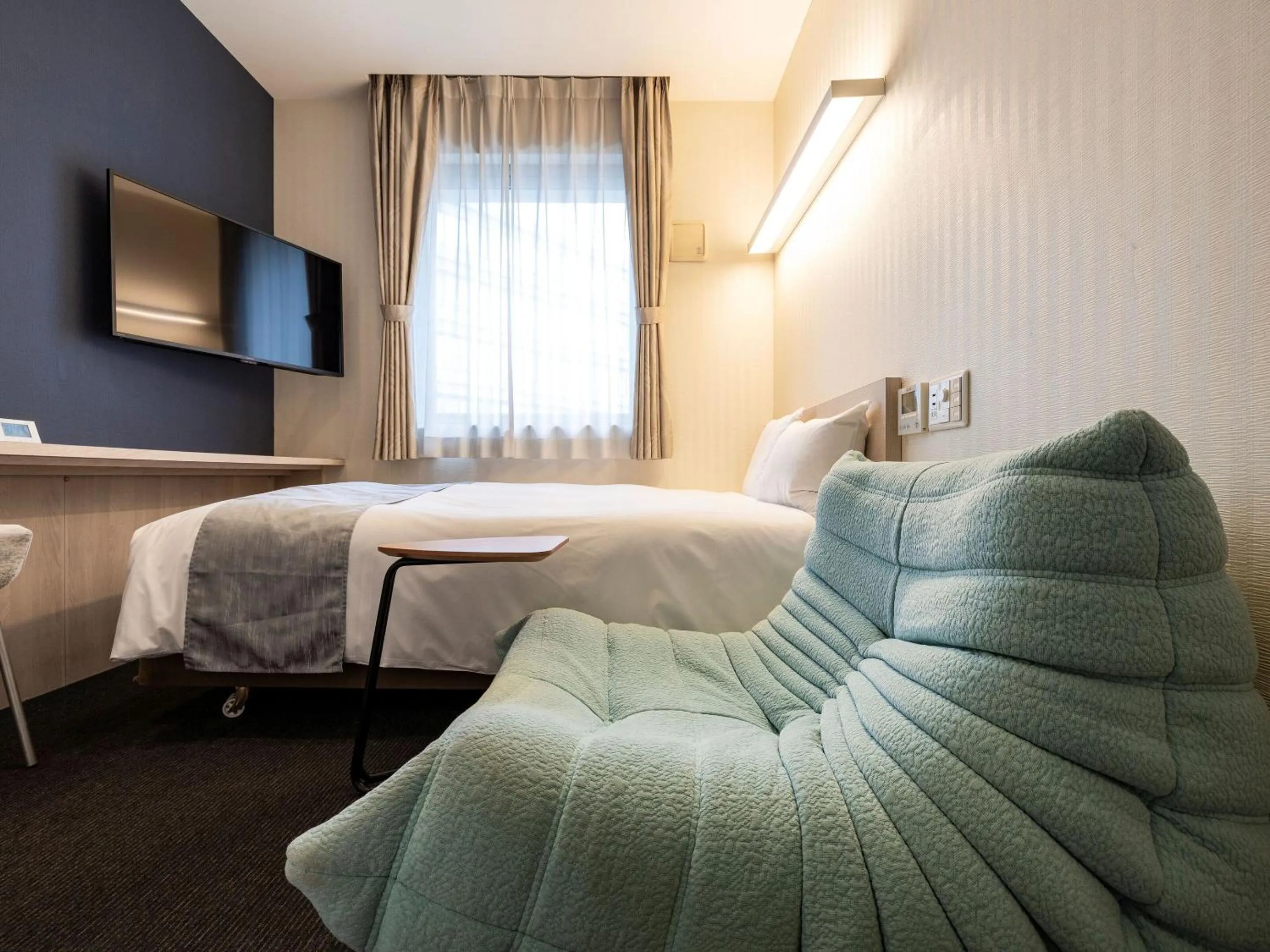 Photo of the whole room, Bed in KOKO HOTEL Hakata Shinkansenguchi - formerly Hotel Wing International Hakata Shinkansenguchi