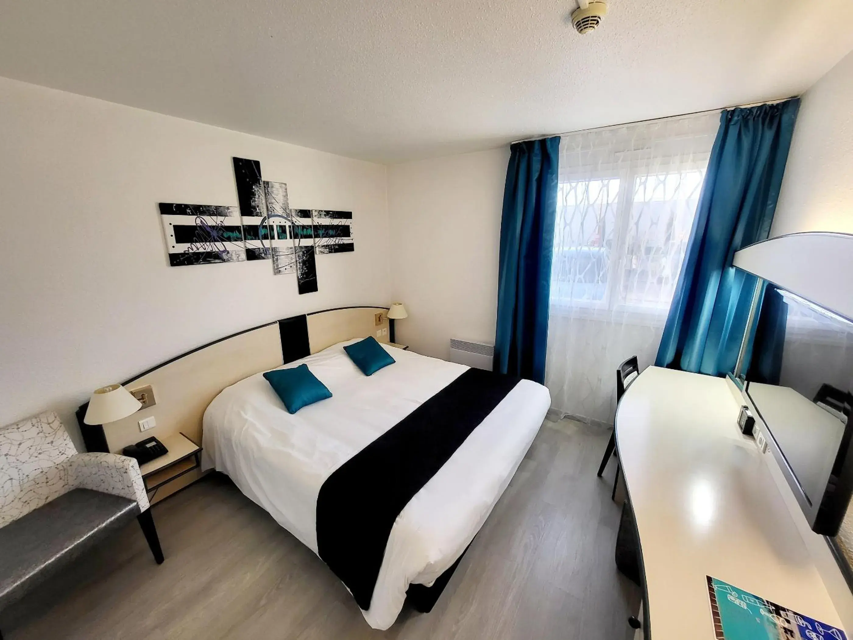 Photo of the whole room, Bed in Citotel Hôtel Le Capricorne Photo of the whole room, Bed in Citotel Hôtel Le Capricorne