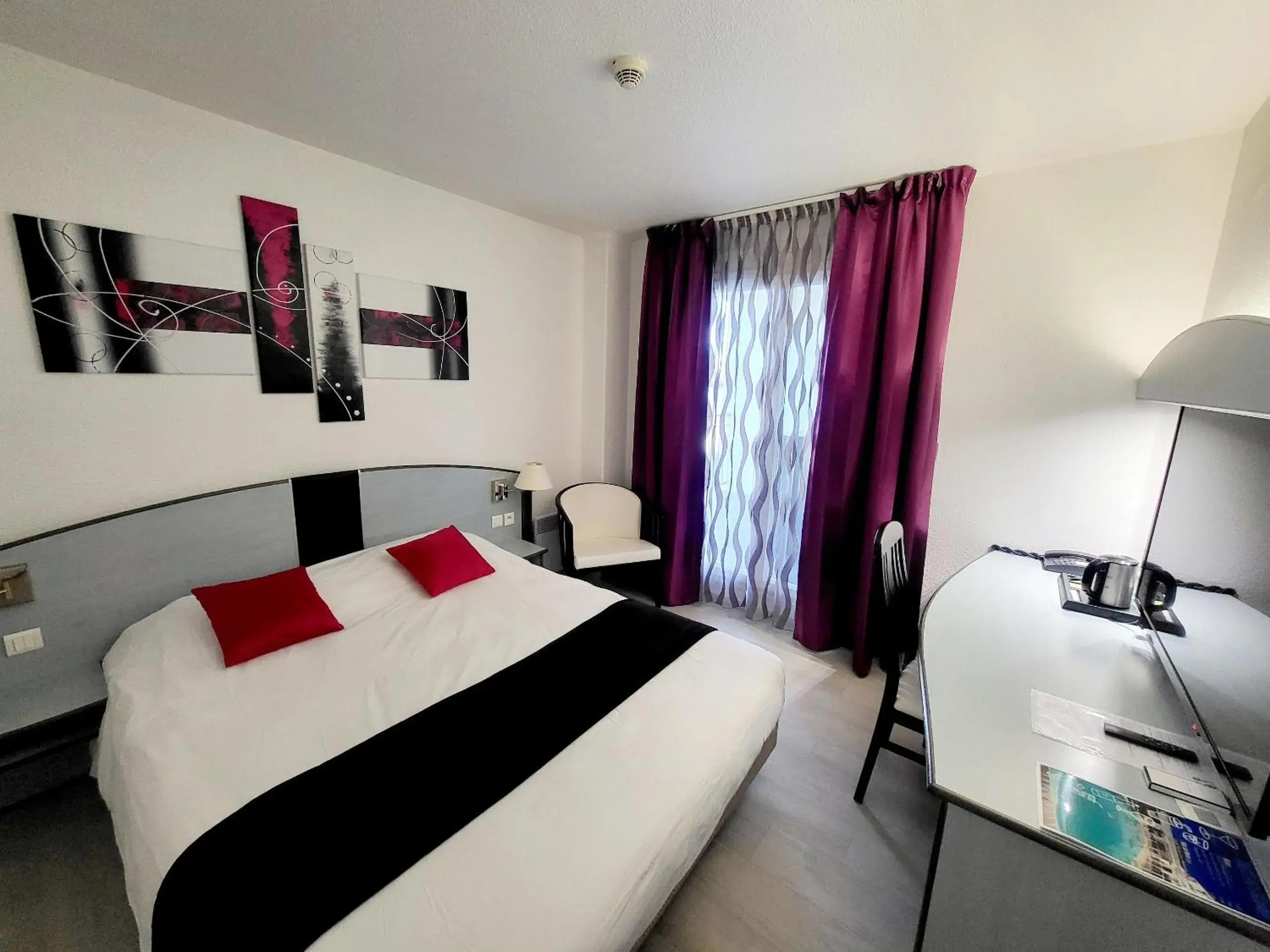 Double Room with Terrace in Citotel Hôtel Le Capricorne Double Room with Terrace in Citotel Hôtel Le Capricorne