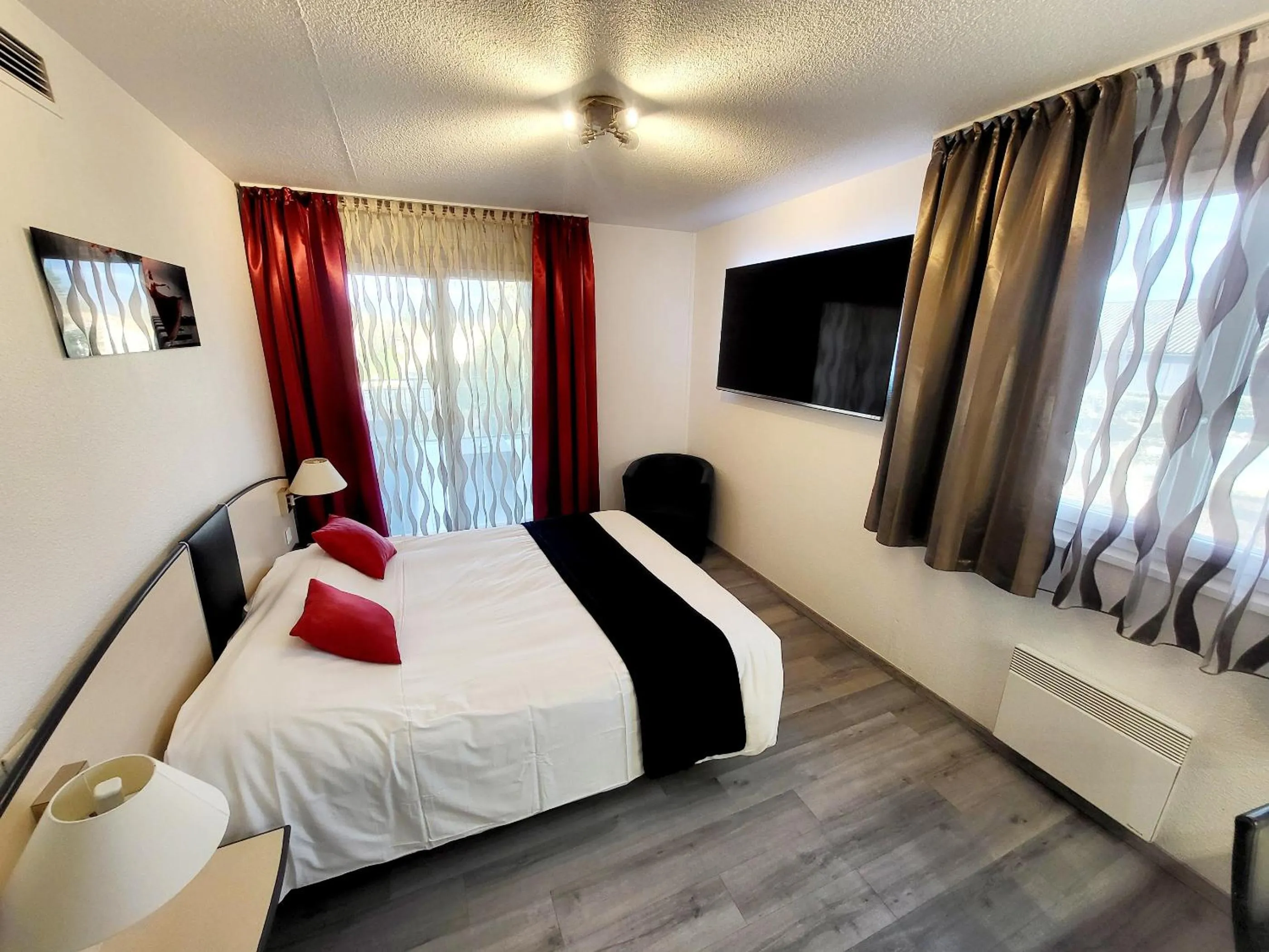 Photo of the whole room, Bed in Citotel Hôtel Le Capricorne