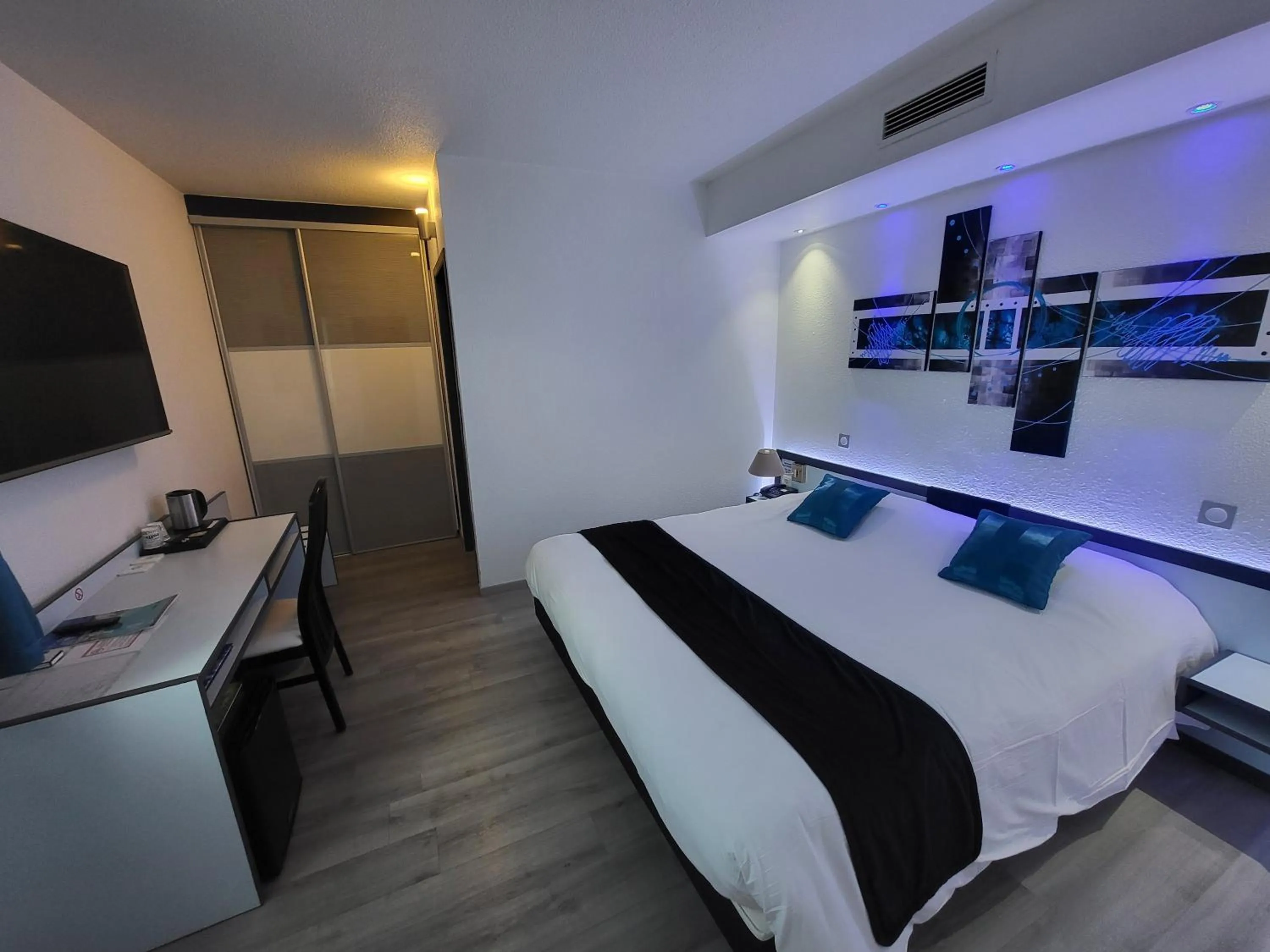 Photo of the whole room, Bed in Citotel Hôtel Le Capricorne