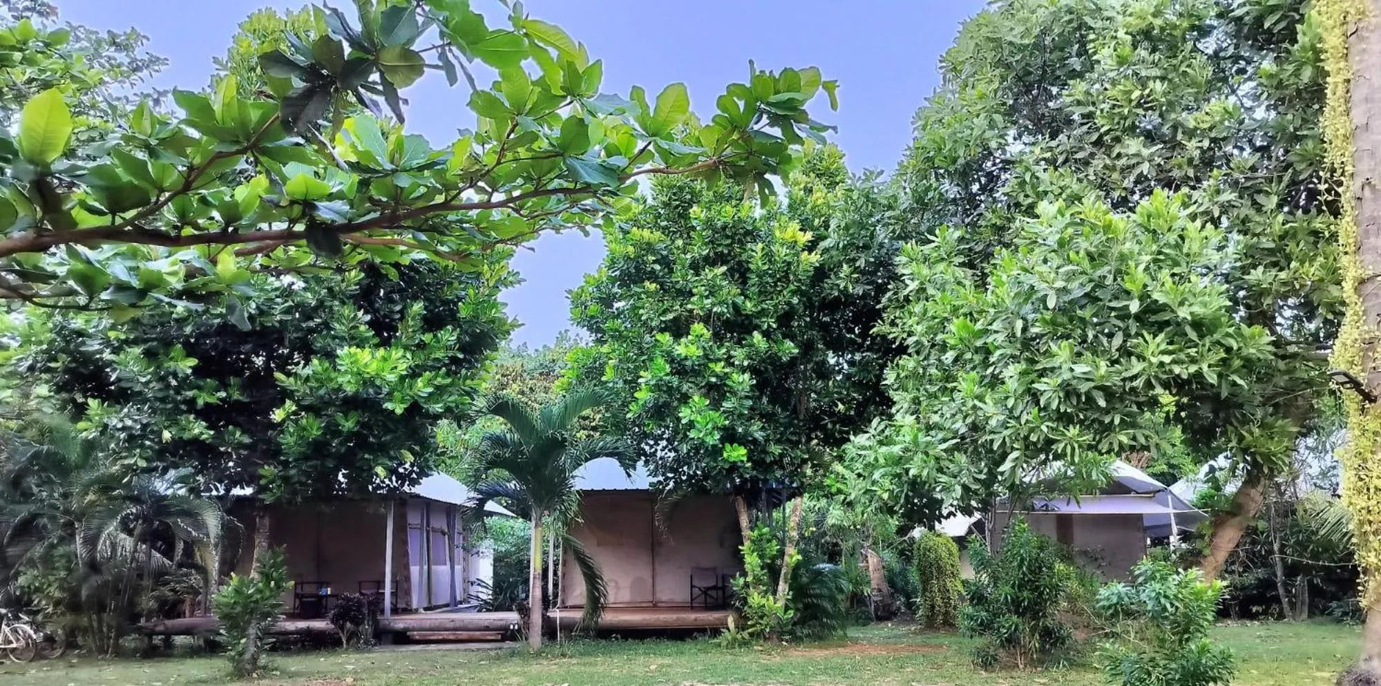 Inner courtyard view in Naivacha Tent Koh Mak