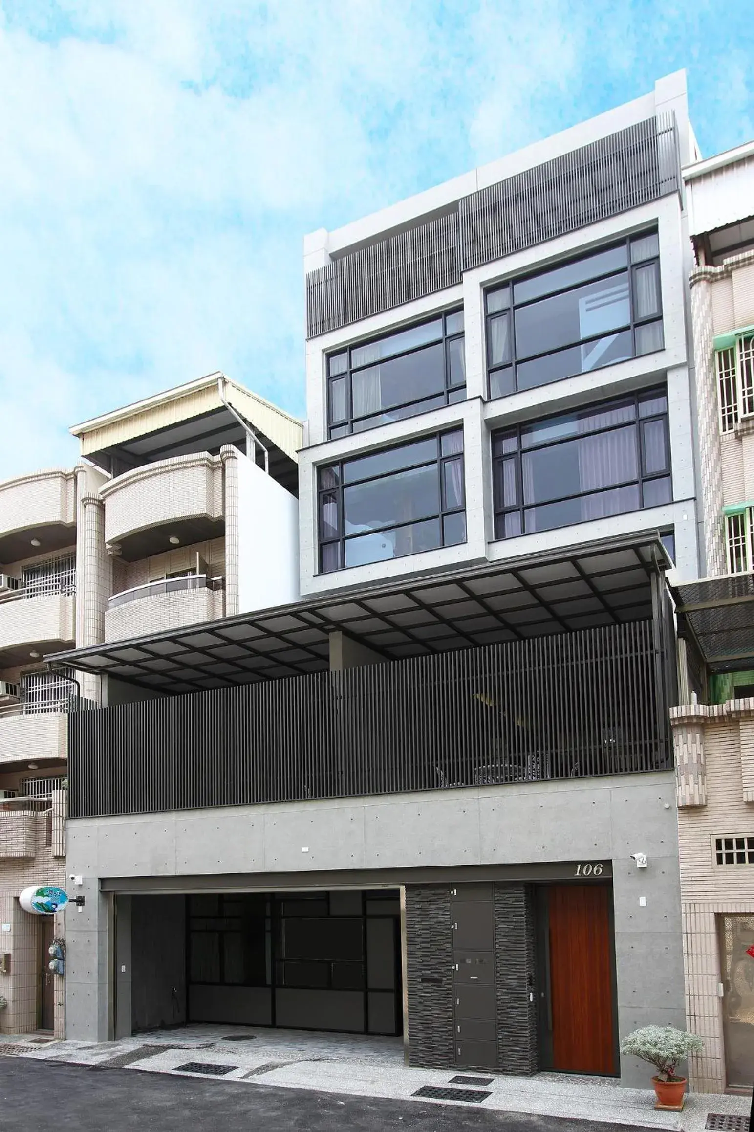 Property building in Jack Castle Property building in Jack Castle