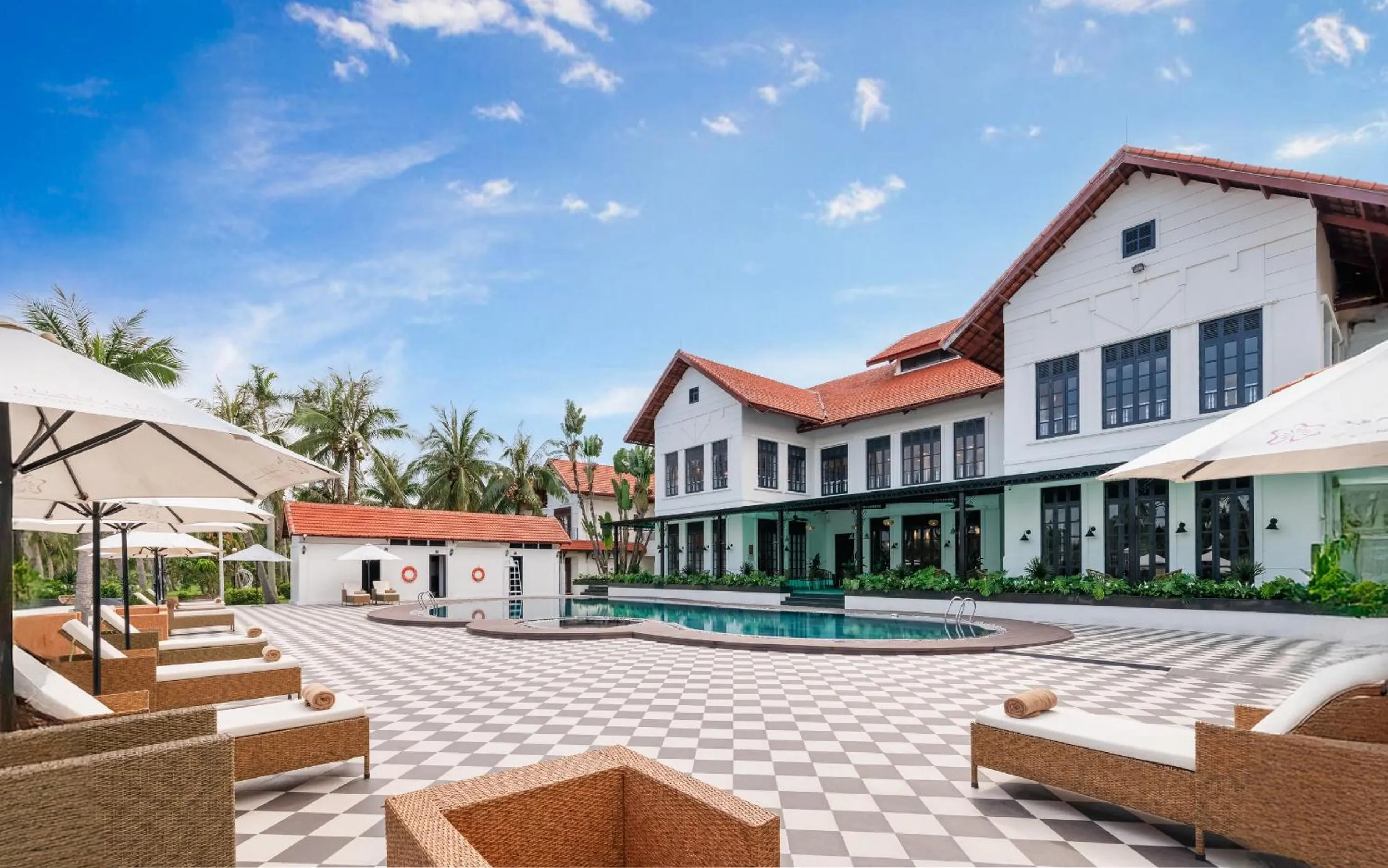 Swimming pool in Tuan Chau Resort Ha Long