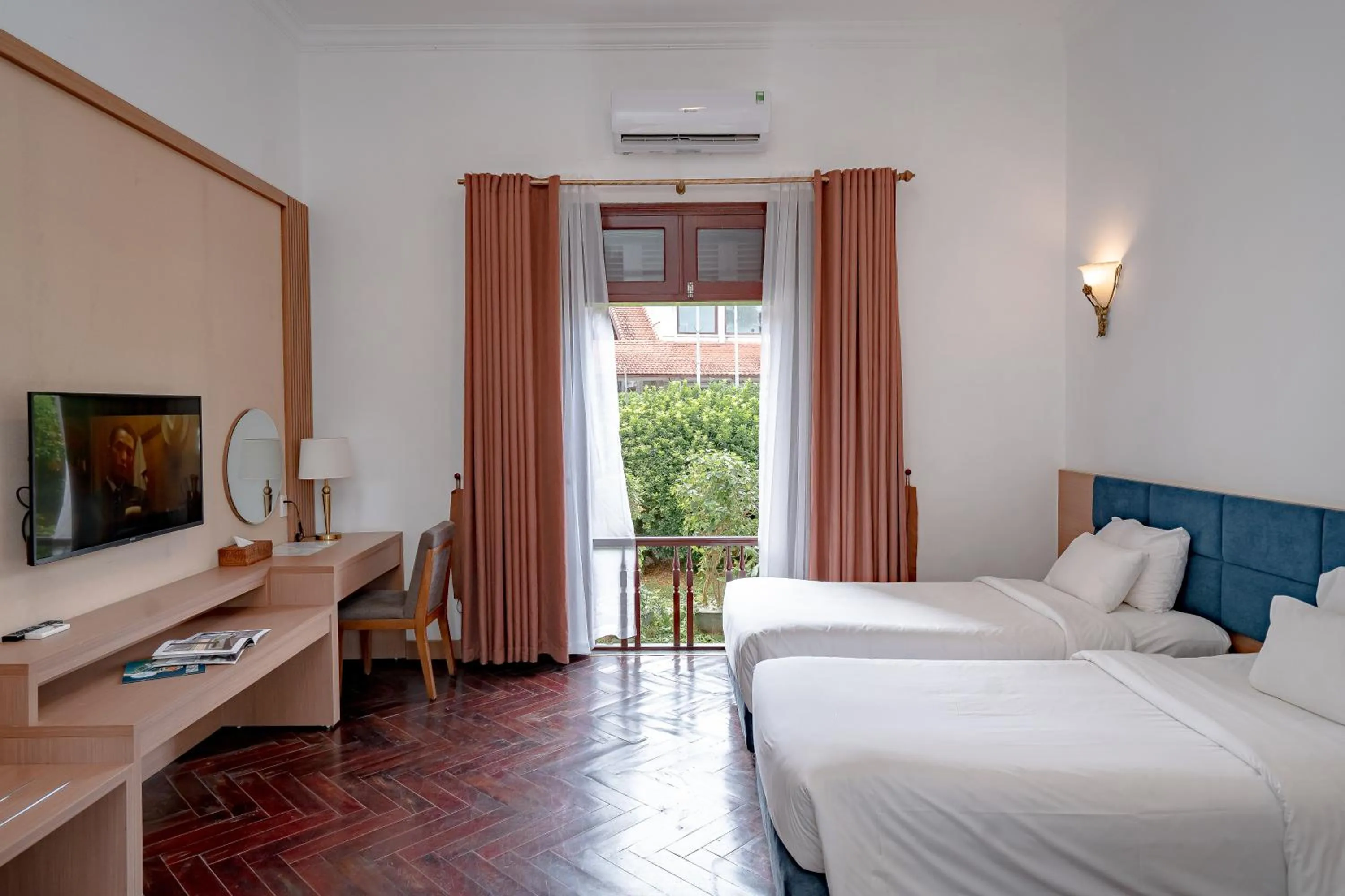 Communal lounge/ TV room, Bed in Tuan Chau Resort Ha Long