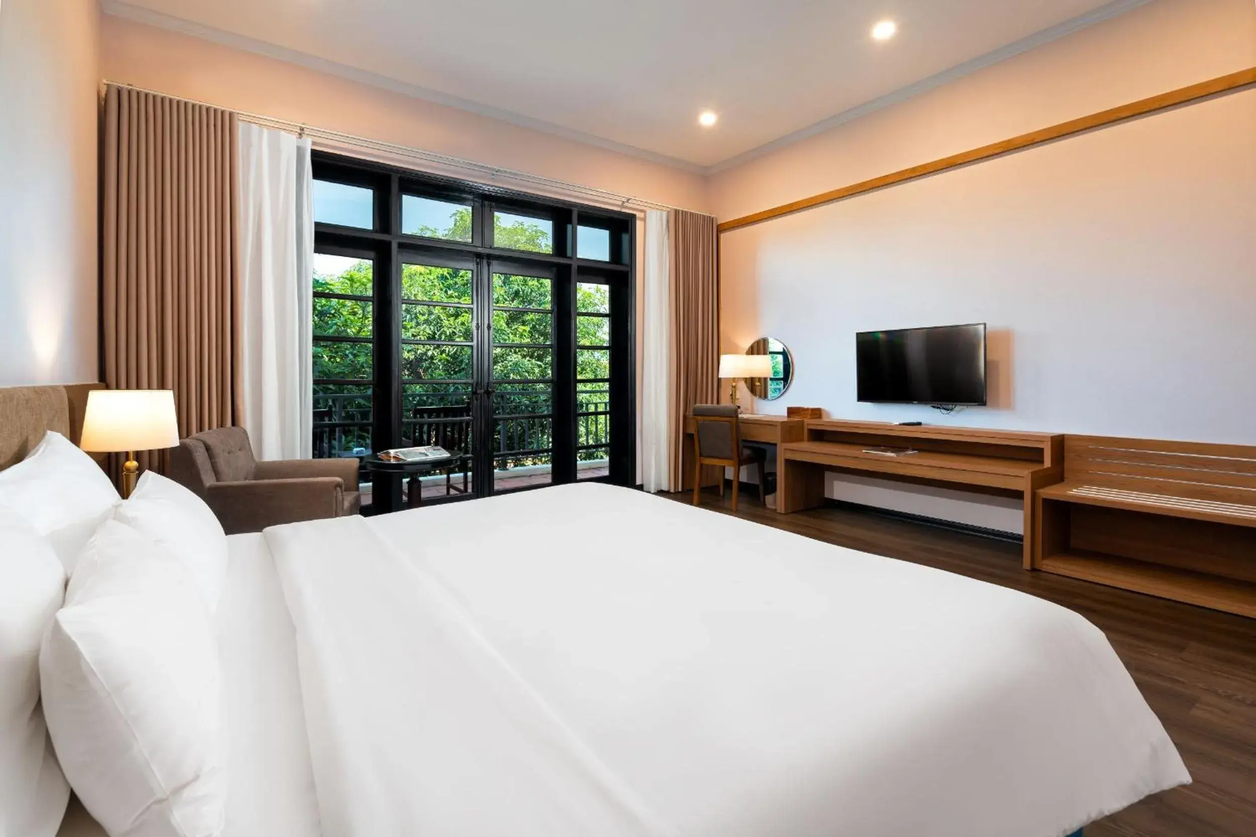 Deluxe King Room in Tuan Chau Resort Ha Long Deluxe King Room in Tuan Chau Resort Ha Long