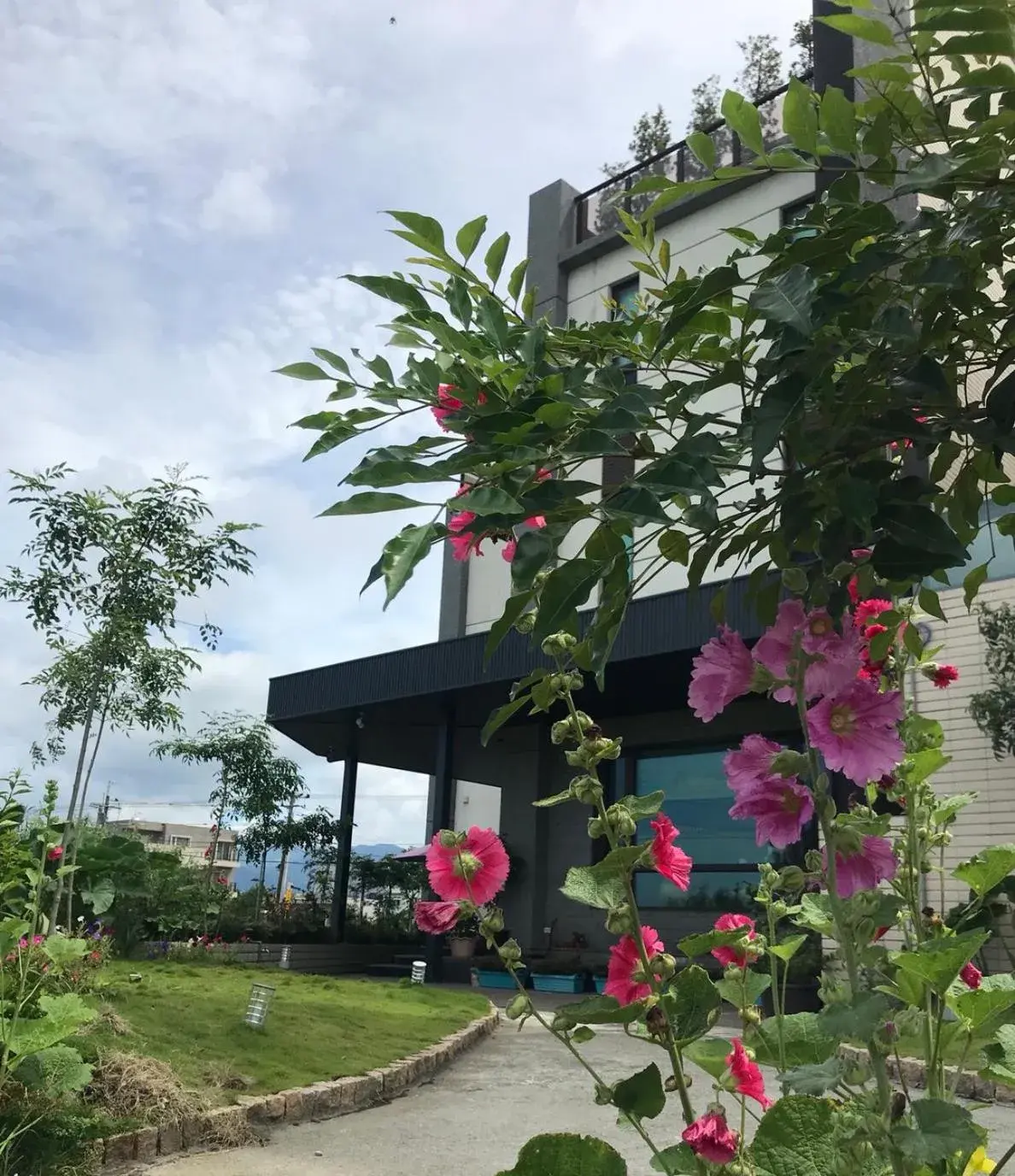 Facade/entrance in Early Summer Facade/entrance in Early Summer