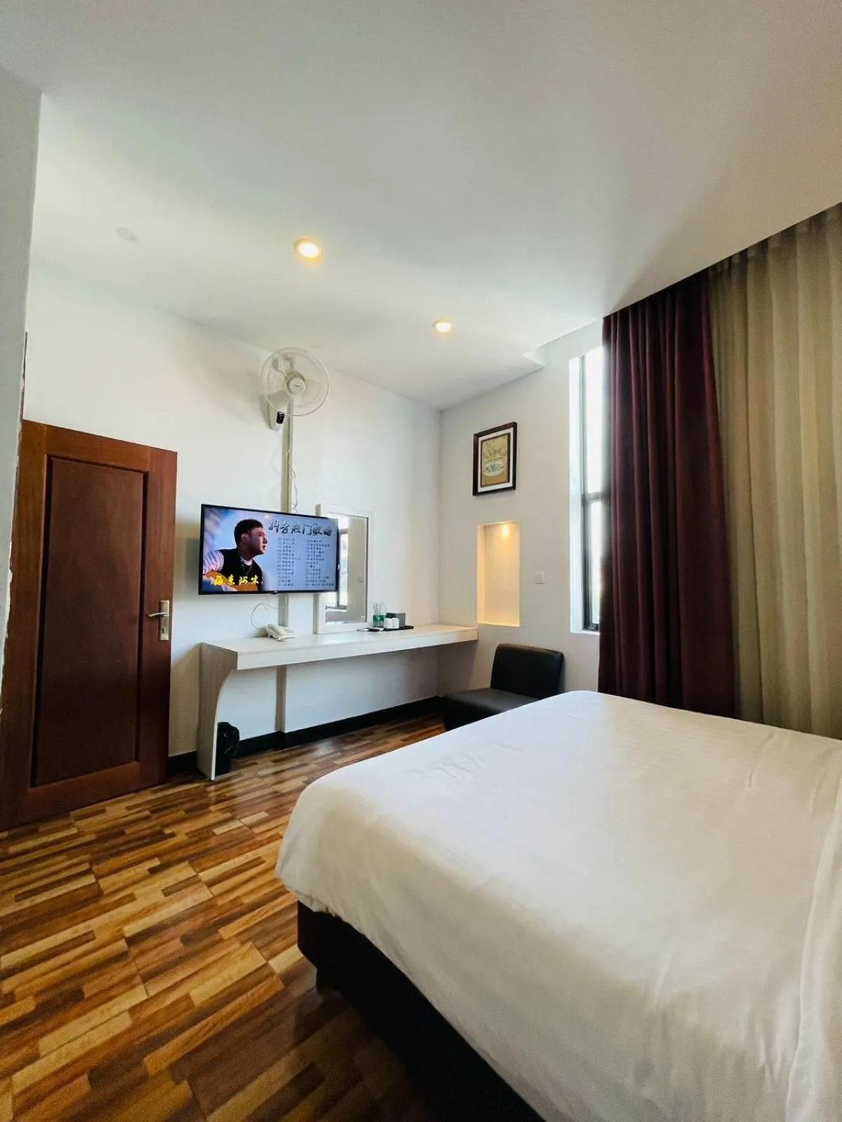 Photo of the whole room, Bed in DE Hotel