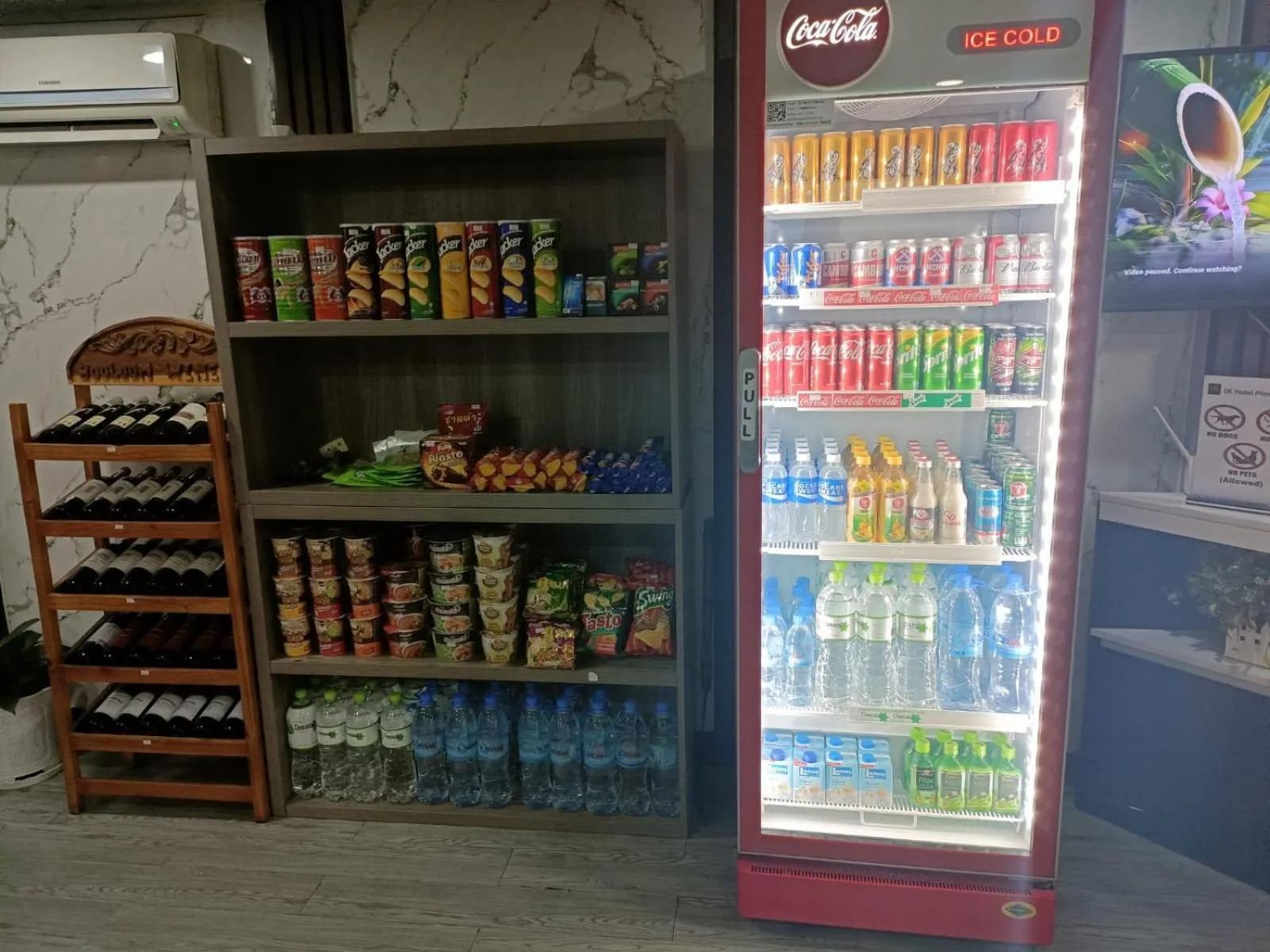 Supermarket/grocery shop in DE Hotel