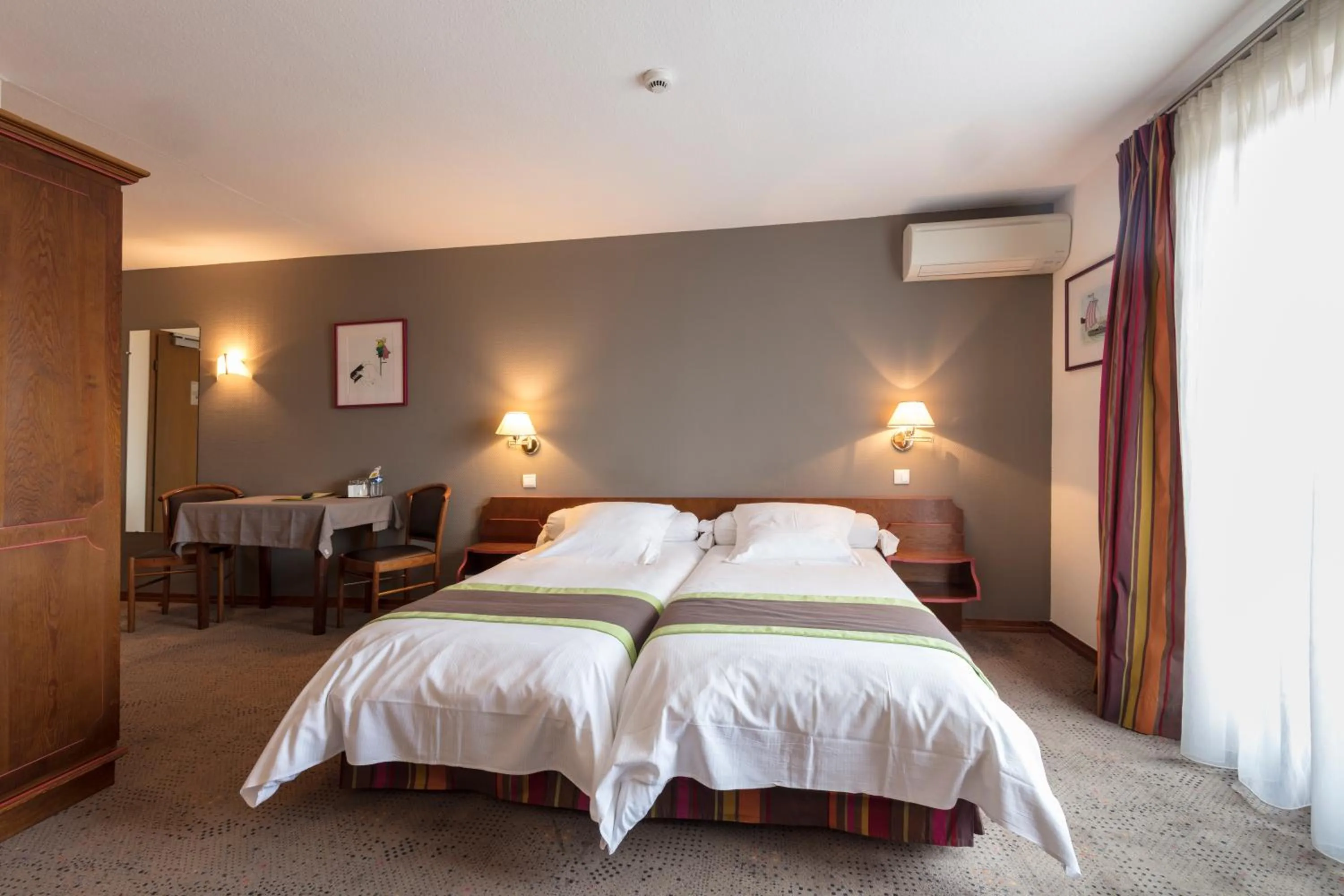 Bed in Logis Hotel Restaurant A L'Etoile