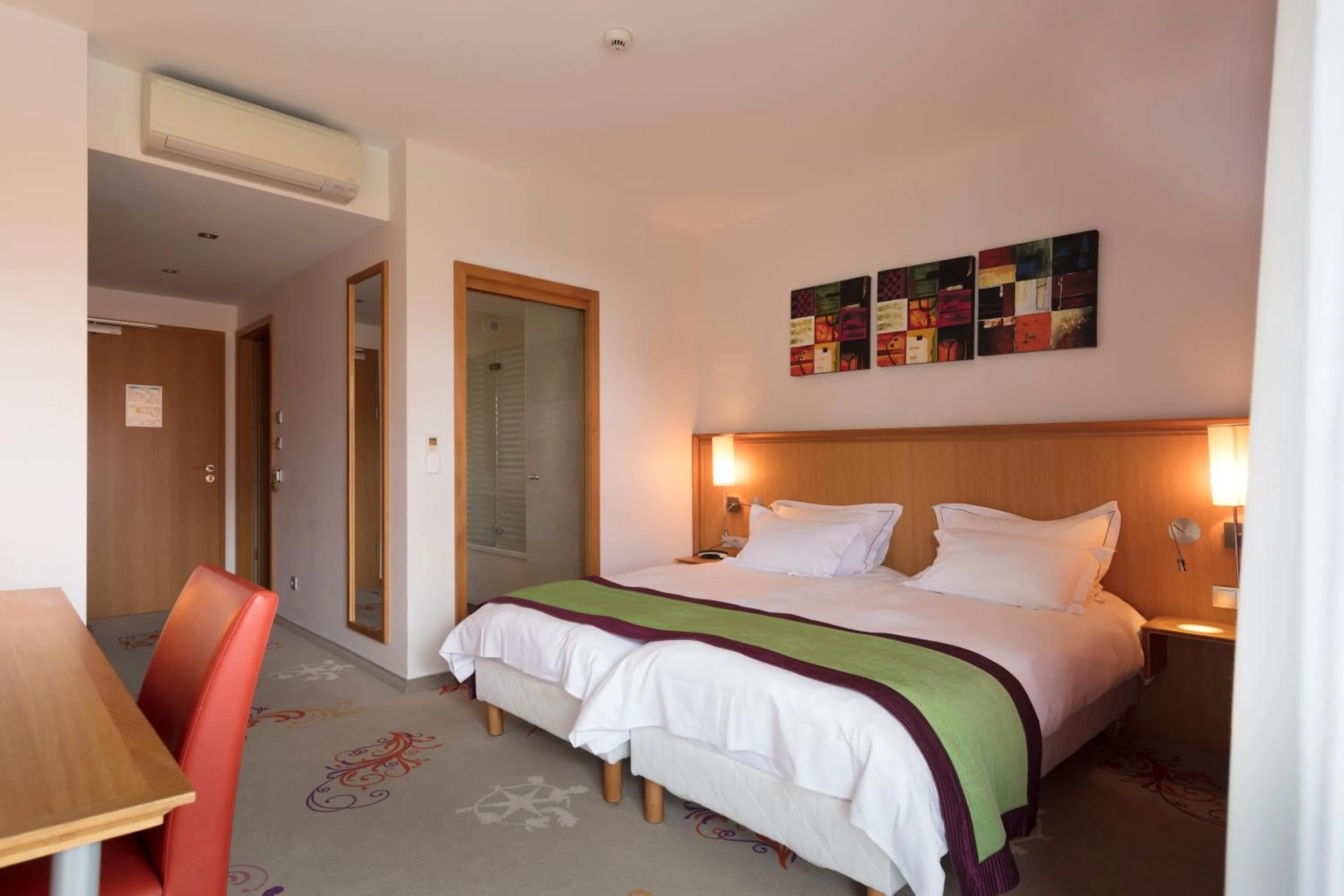 Bed in Logis Hotel Restaurant A L'Etoile