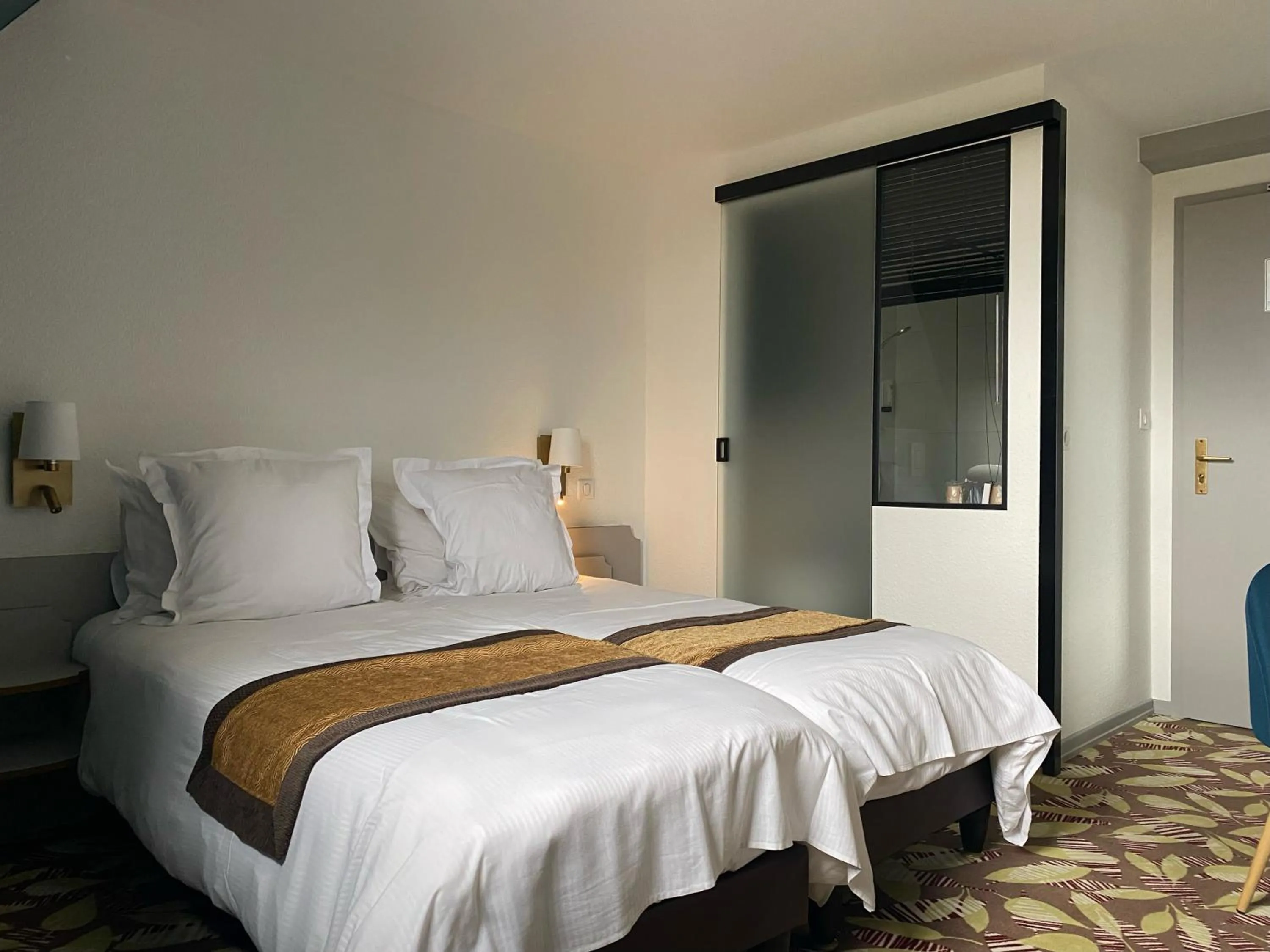 Bed in Logis Hotel Restaurant A L'Etoile