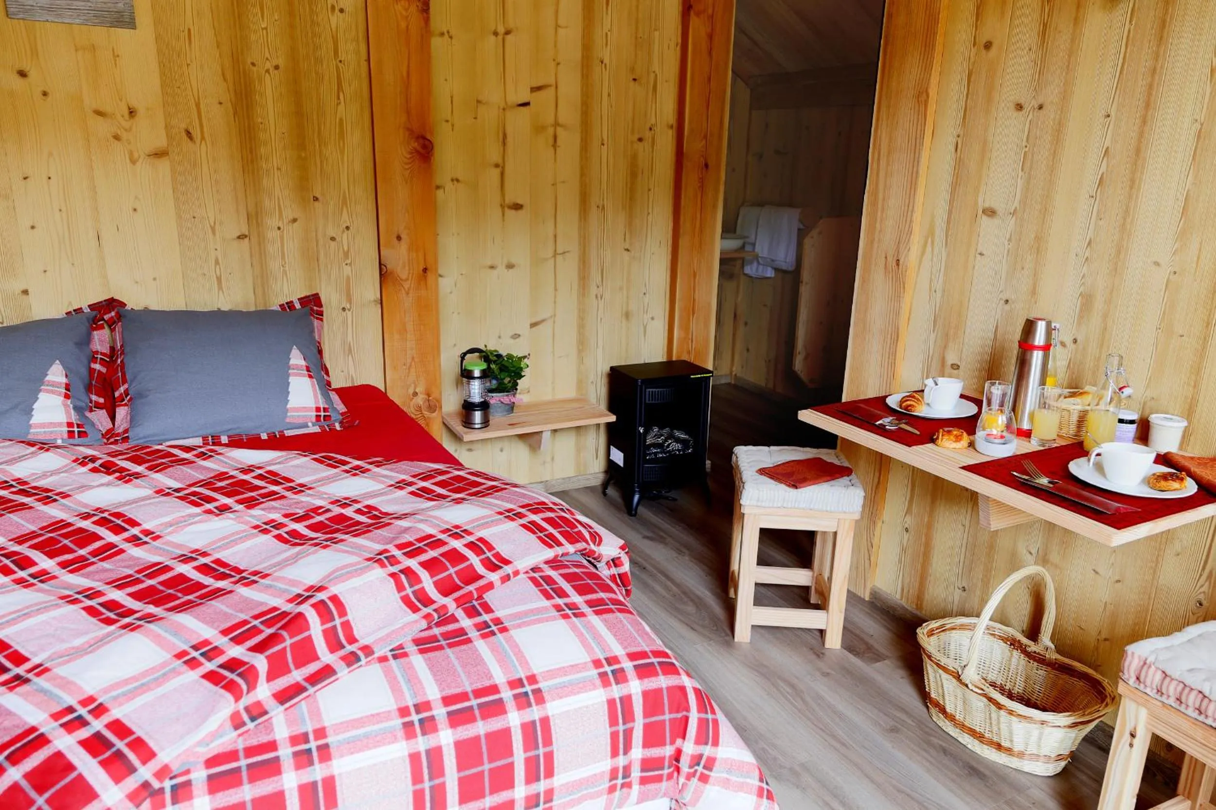 Landmark view, Bed in Logis La Résidence