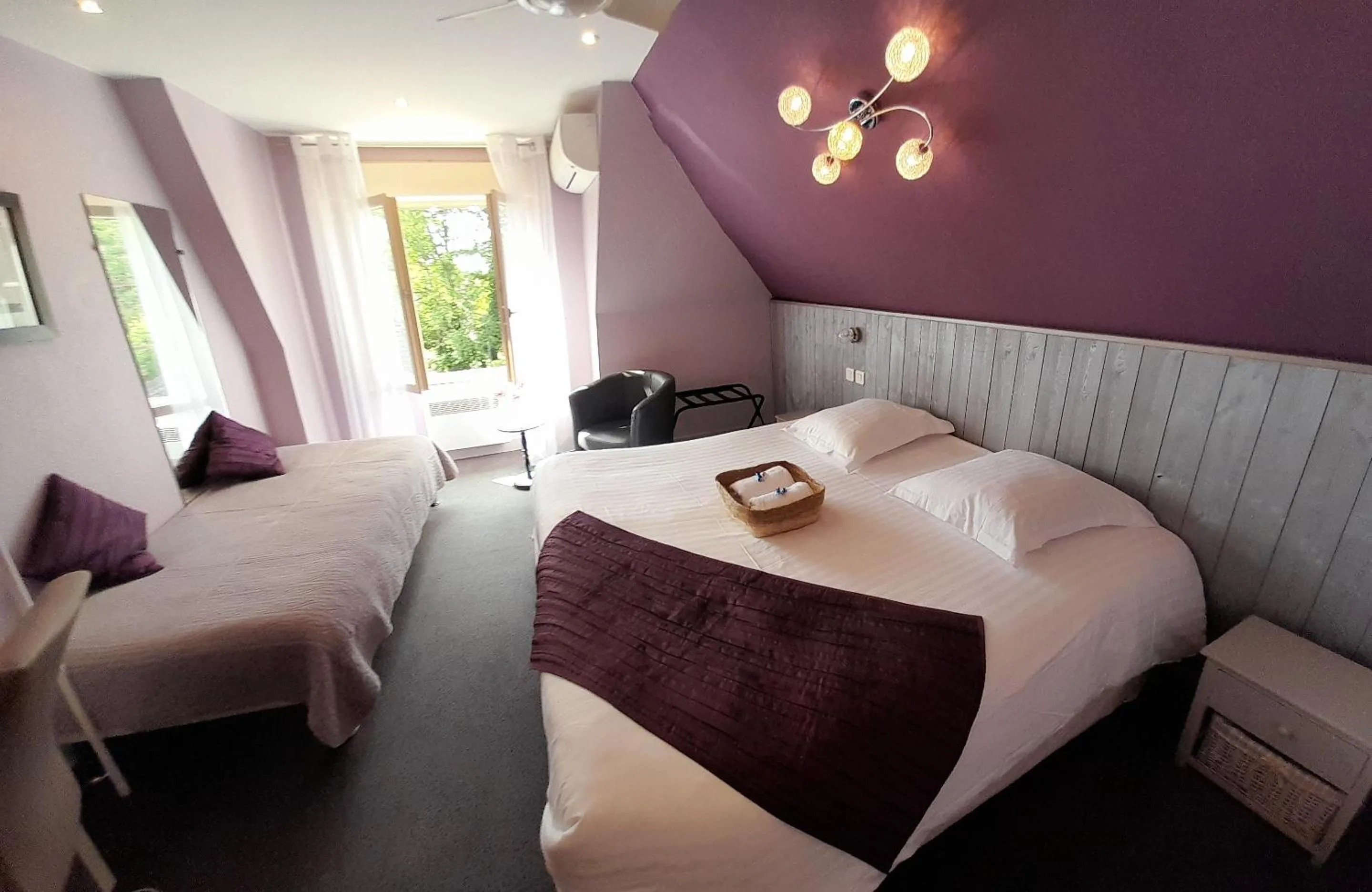 Property building, Bed in Logis Hôtel Restaurant La Vieille Auberge, Art and Gallery