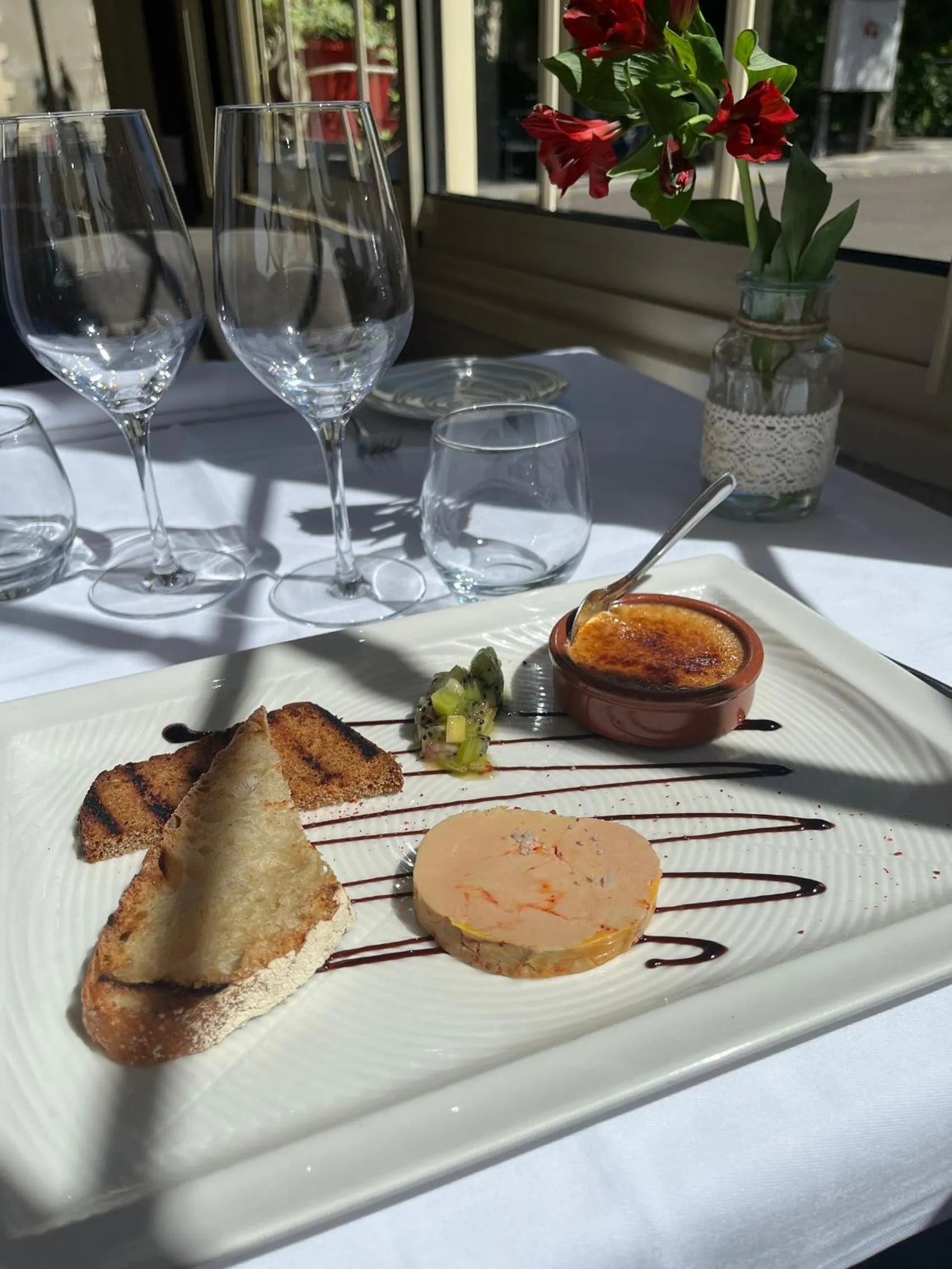 Restaurant/places to eat in Logis Hôtel Restaurant La Vieille Auberge, Art and Gallery