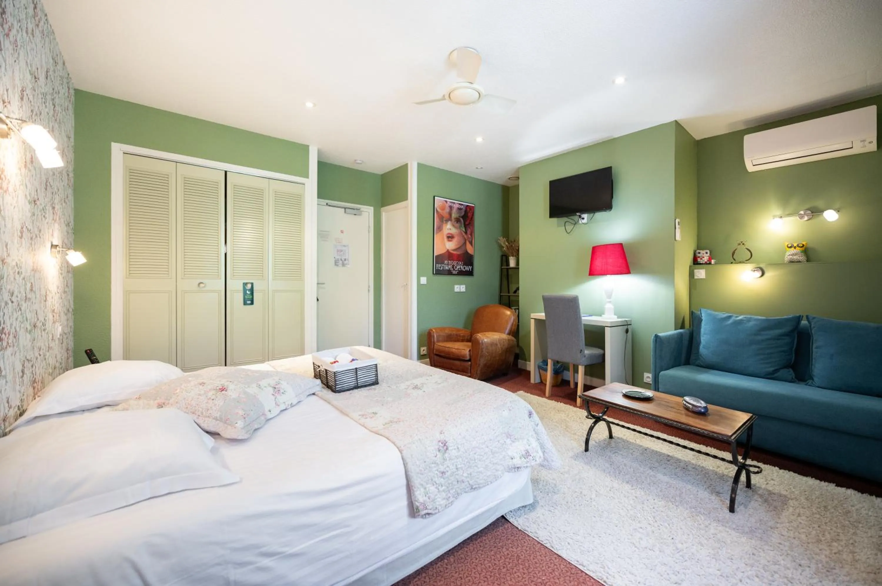 TV and multimedia, Bed in Logis Hôtel Restaurant La Vieille Auberge, Art and Gallery