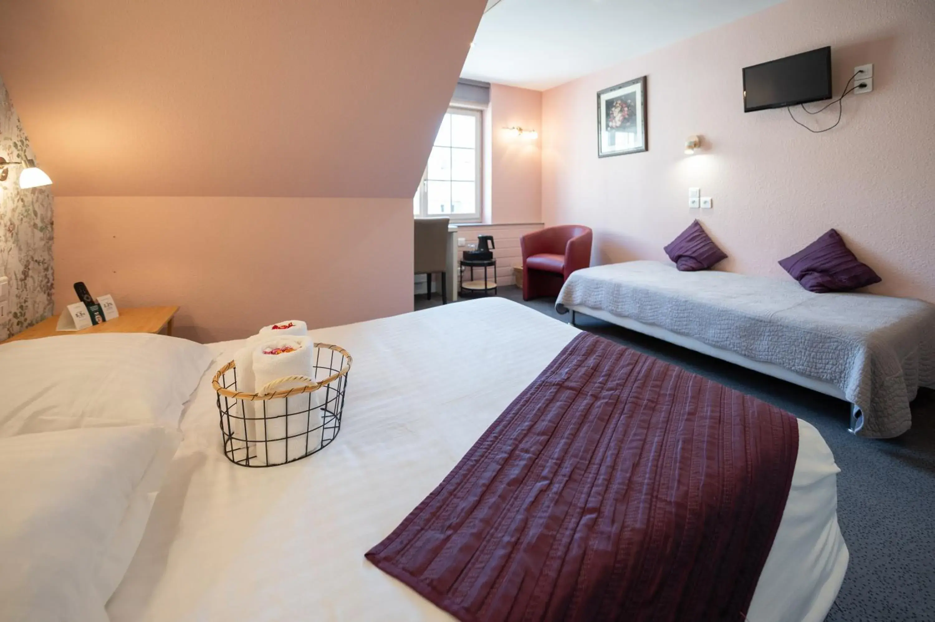 Twin Room in Logis Hôtel Restaurant La Vieille Auberge, Art and Gallery Twin Room in Logis Hôtel Restaurant La Vieille Auberge, Art and Gallery