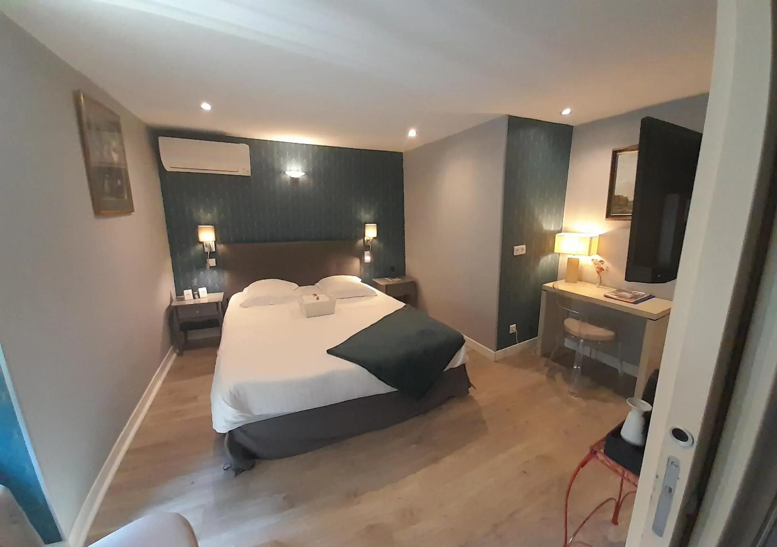 Superior Double Room in Logis Hôtel Restaurant La Vieille Auberge, Art and Gallery Superior Double Room in Logis Hôtel Restaurant La Vieille Auberge, Art and Gallery