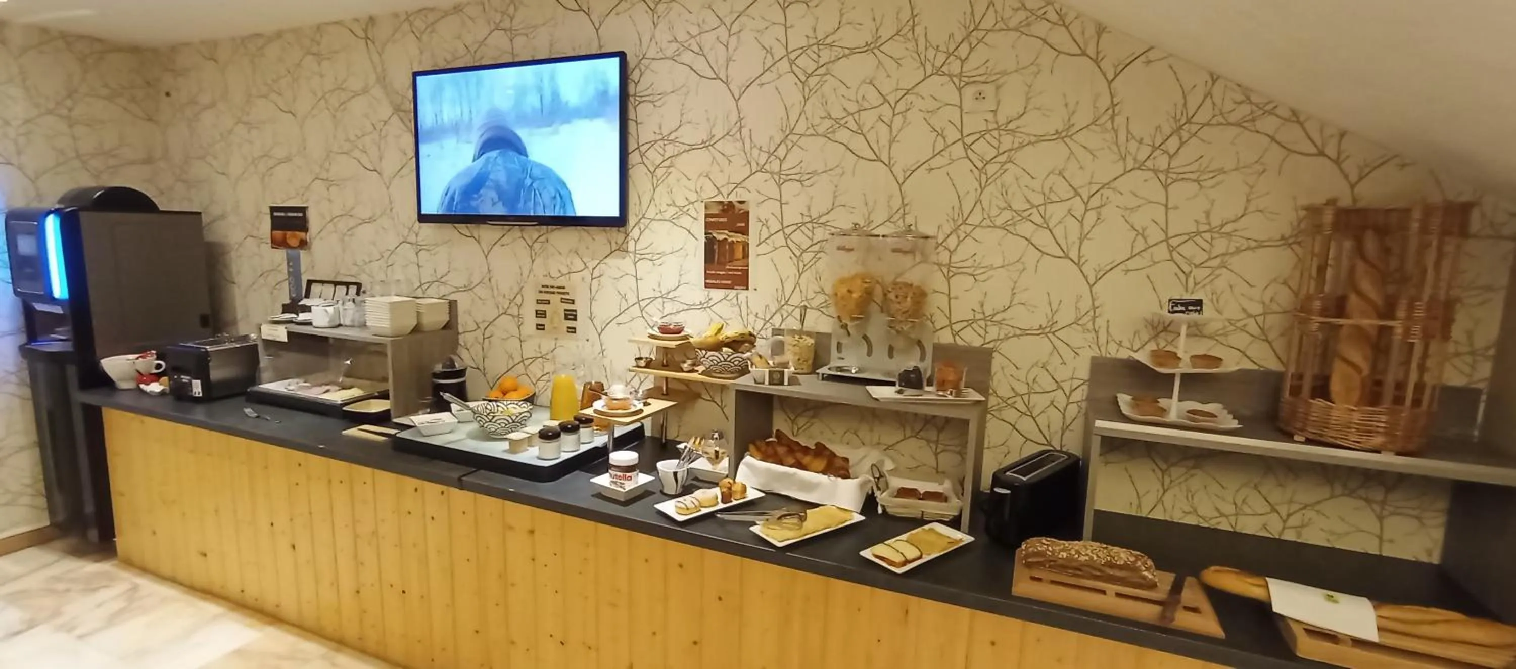 Breakfast in Logis Hôtel Restaurant La Vieille Auberge, Art and Gallery