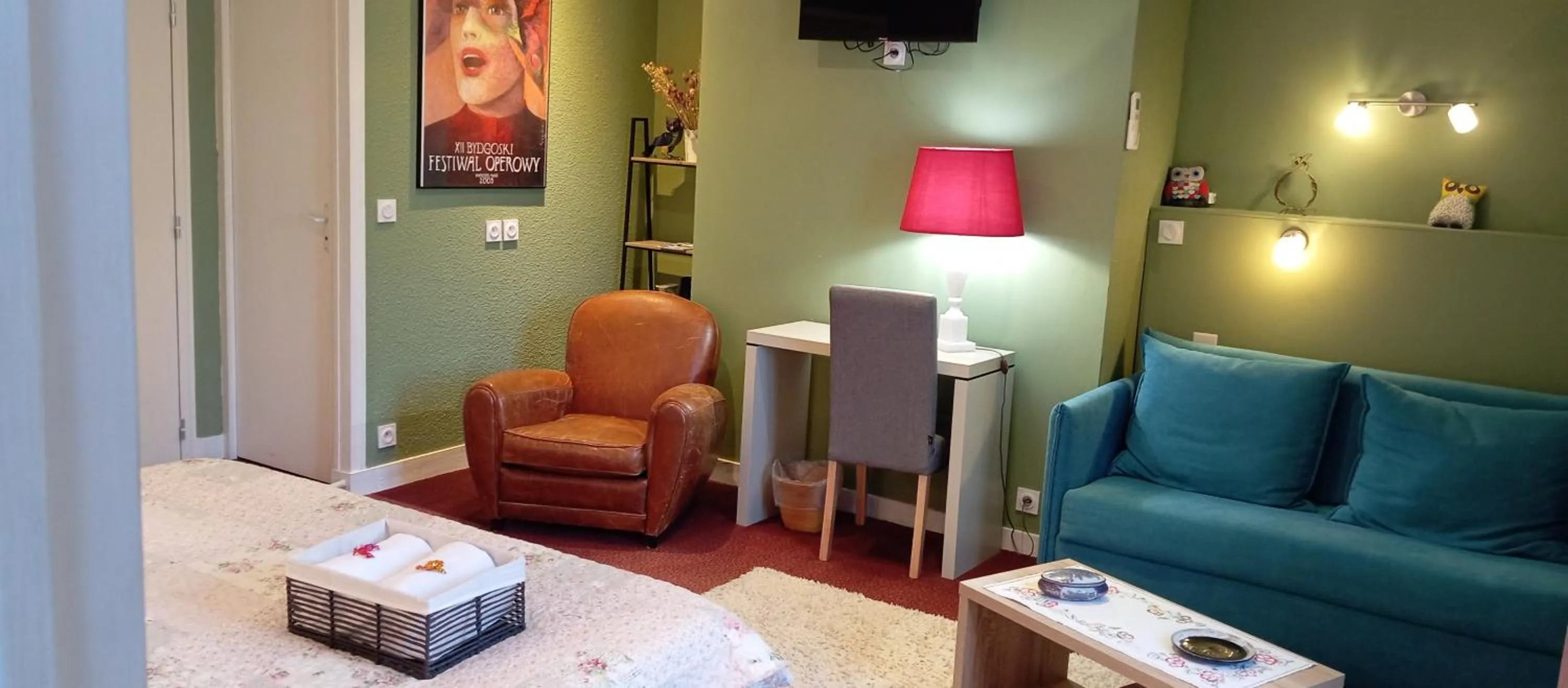 Bedroom in Logis Hôtel Restaurant La Vieille Auberge, Art and Gallery