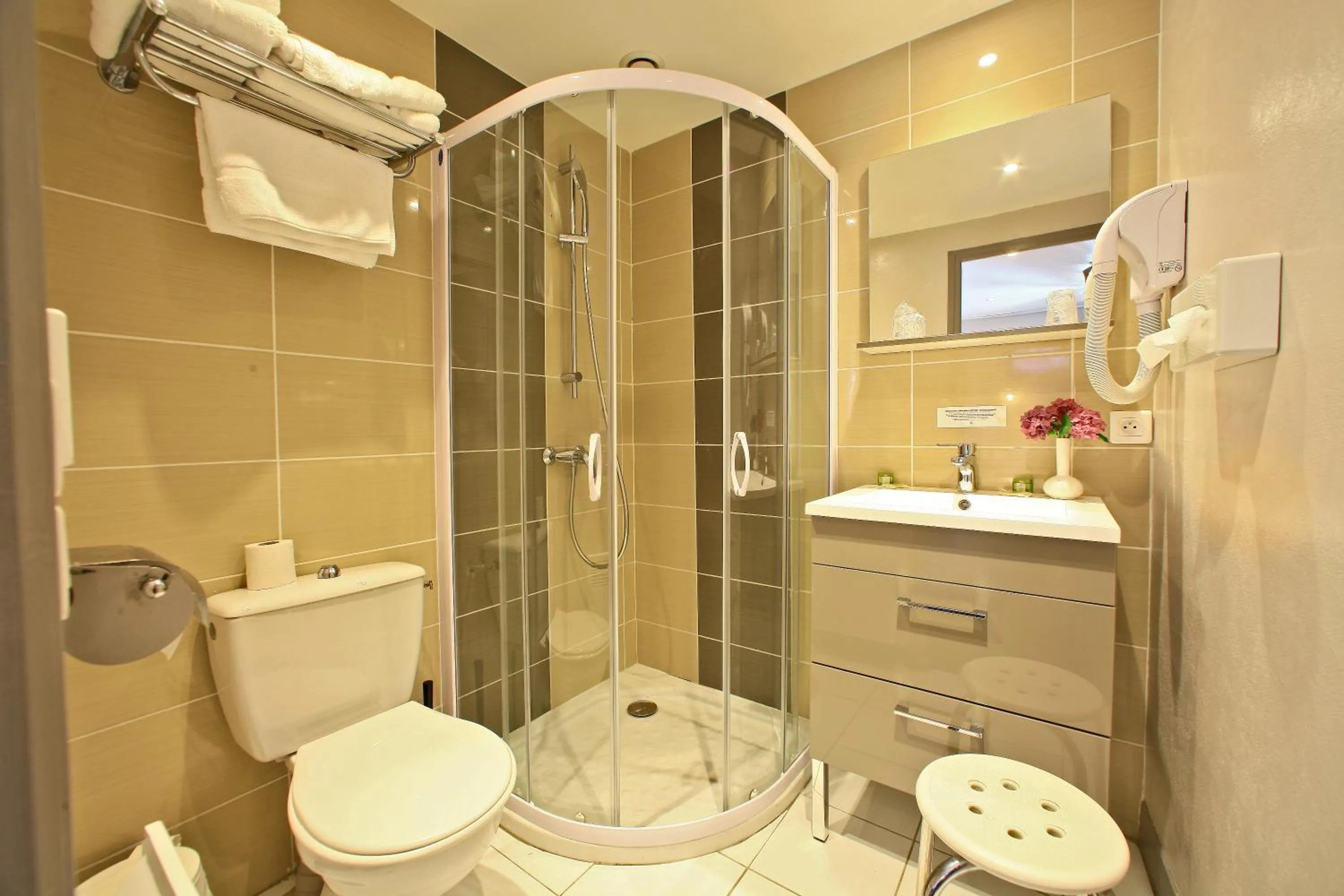 Shower in Logis Hôtel Restaurant La Vieille Auberge, Art and Gallery