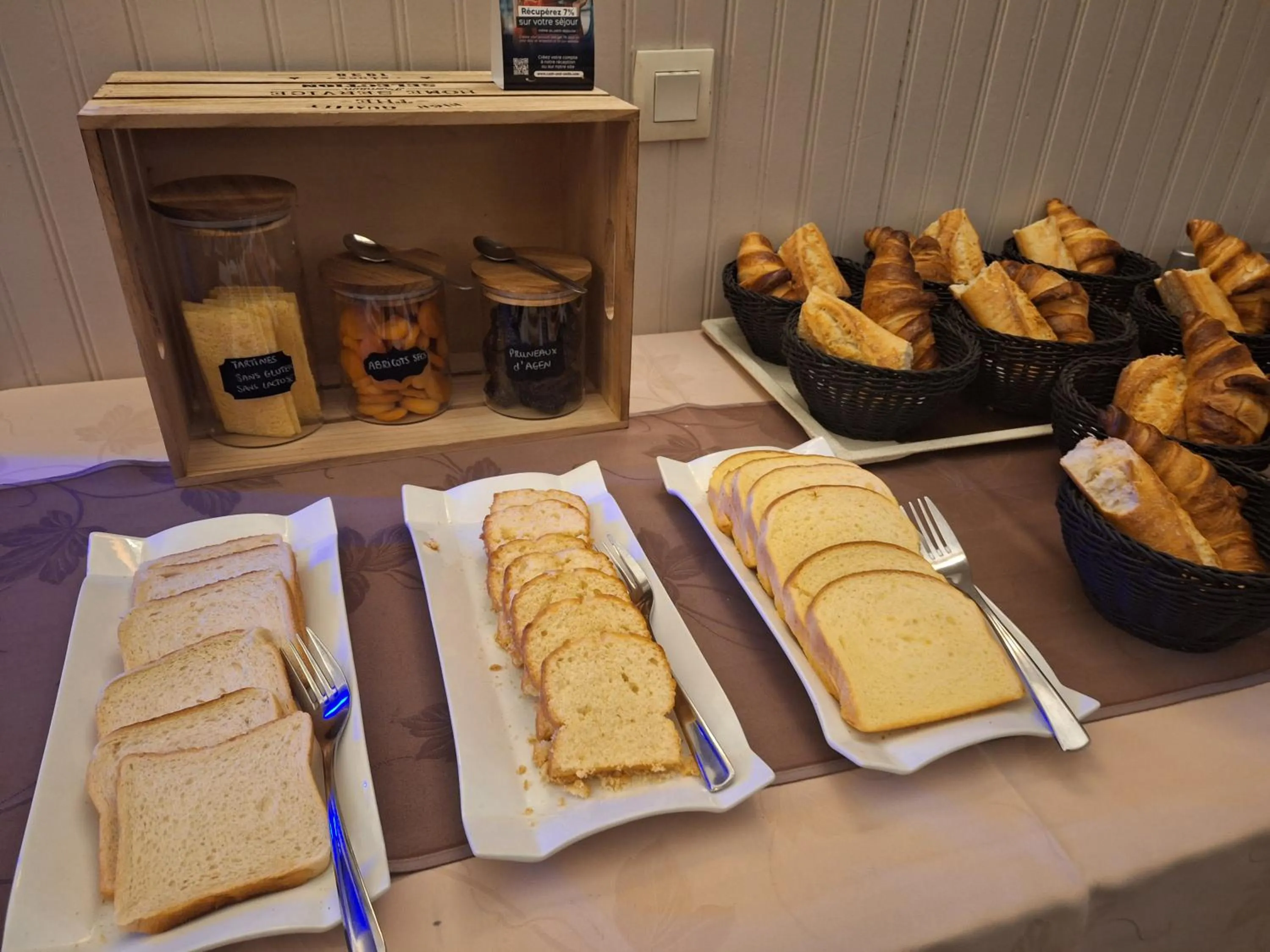 Breakfast in Hôtel Restaurant du Lac