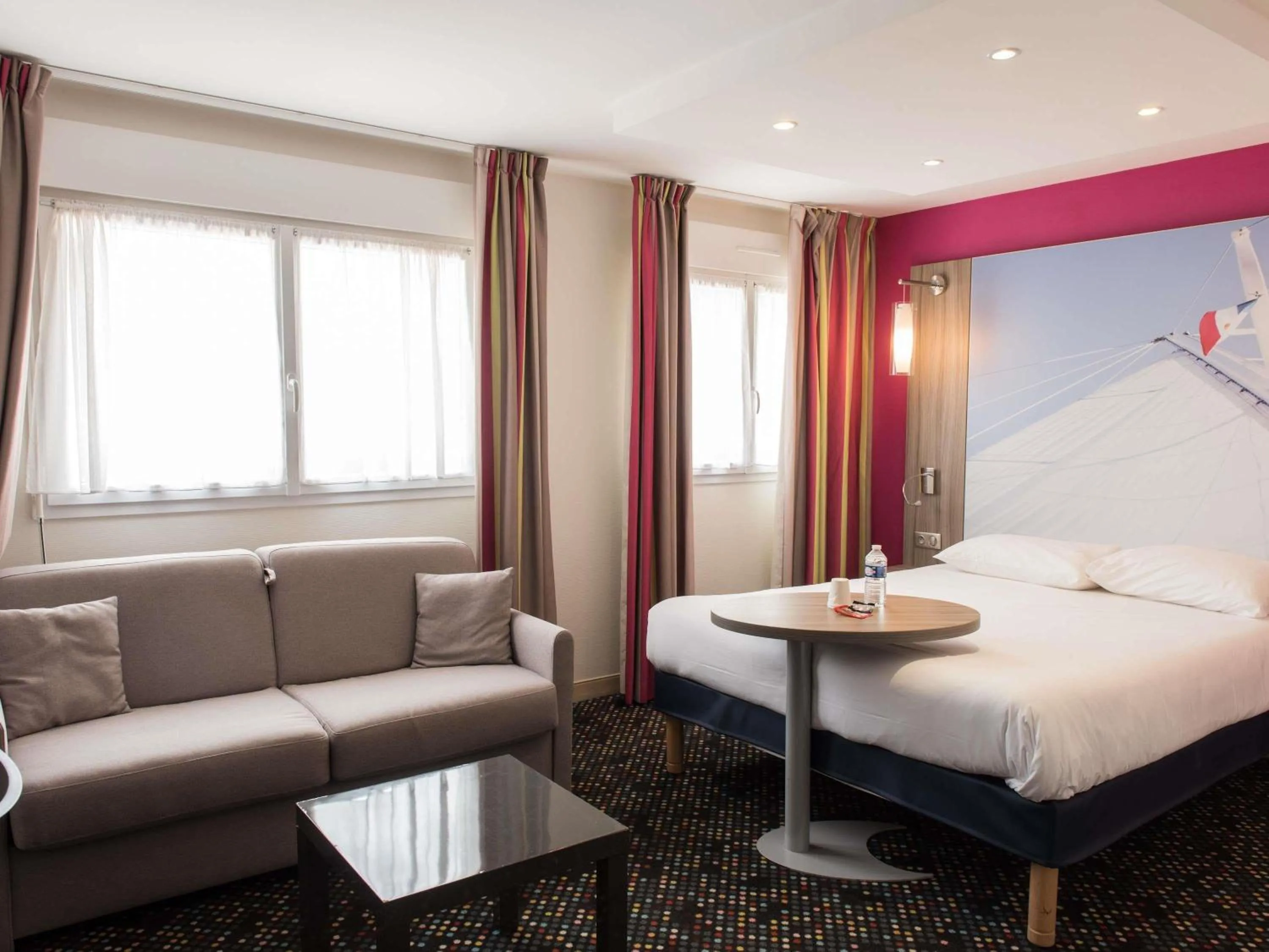 Bedroom, Bed in ibis Styles St Gilles Croix de Vie centre-ville