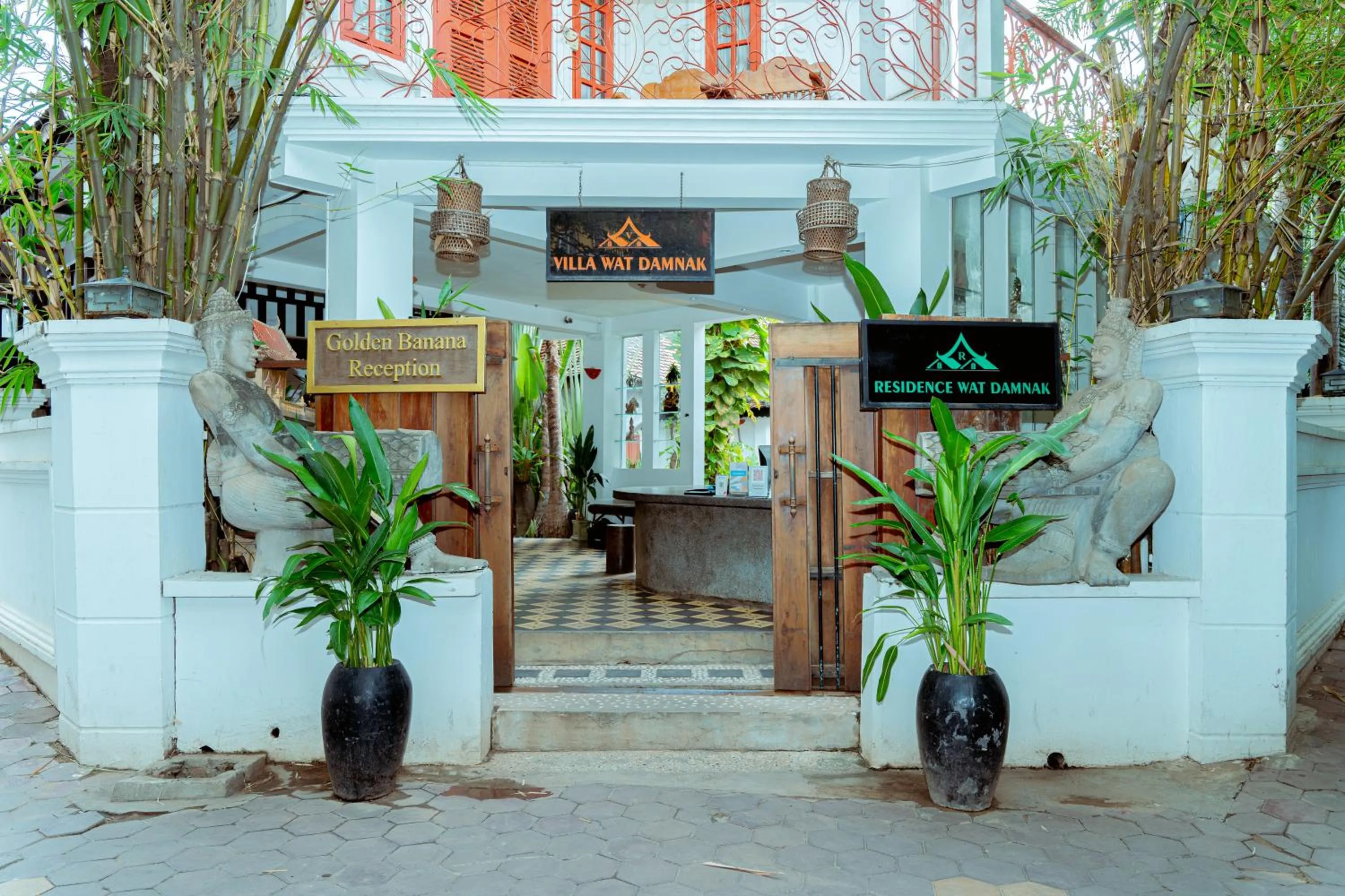 Facade/entrance in Villa Wat Damnak